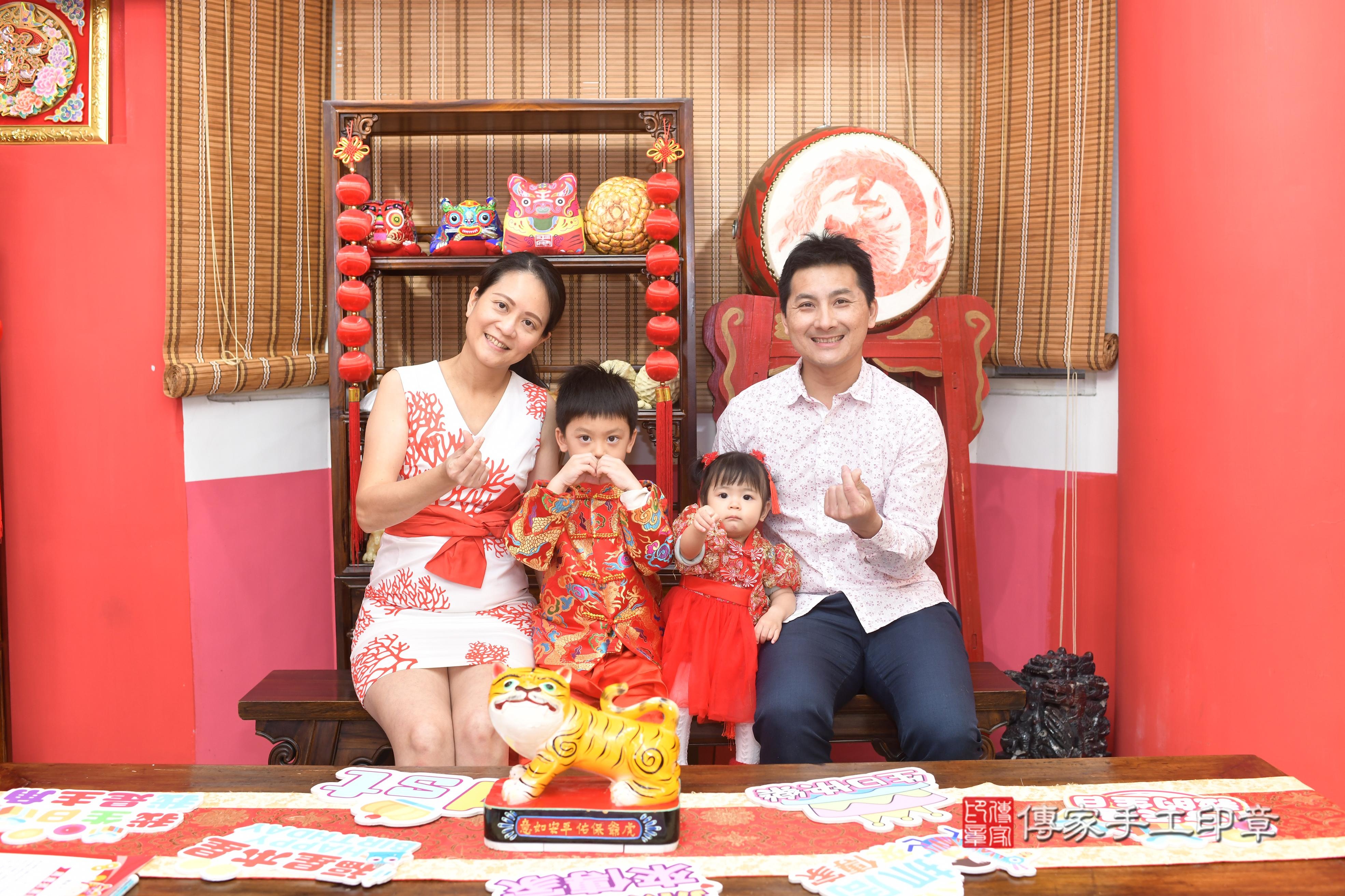 傳家手工印章高雄店、抓周、度脺、中國風會場、傳家嬰兒古禮、吉祥話、抓周道具物品24種、拍照。抓周證書。寶寶抓周、滿周歲、生日快樂、祝福