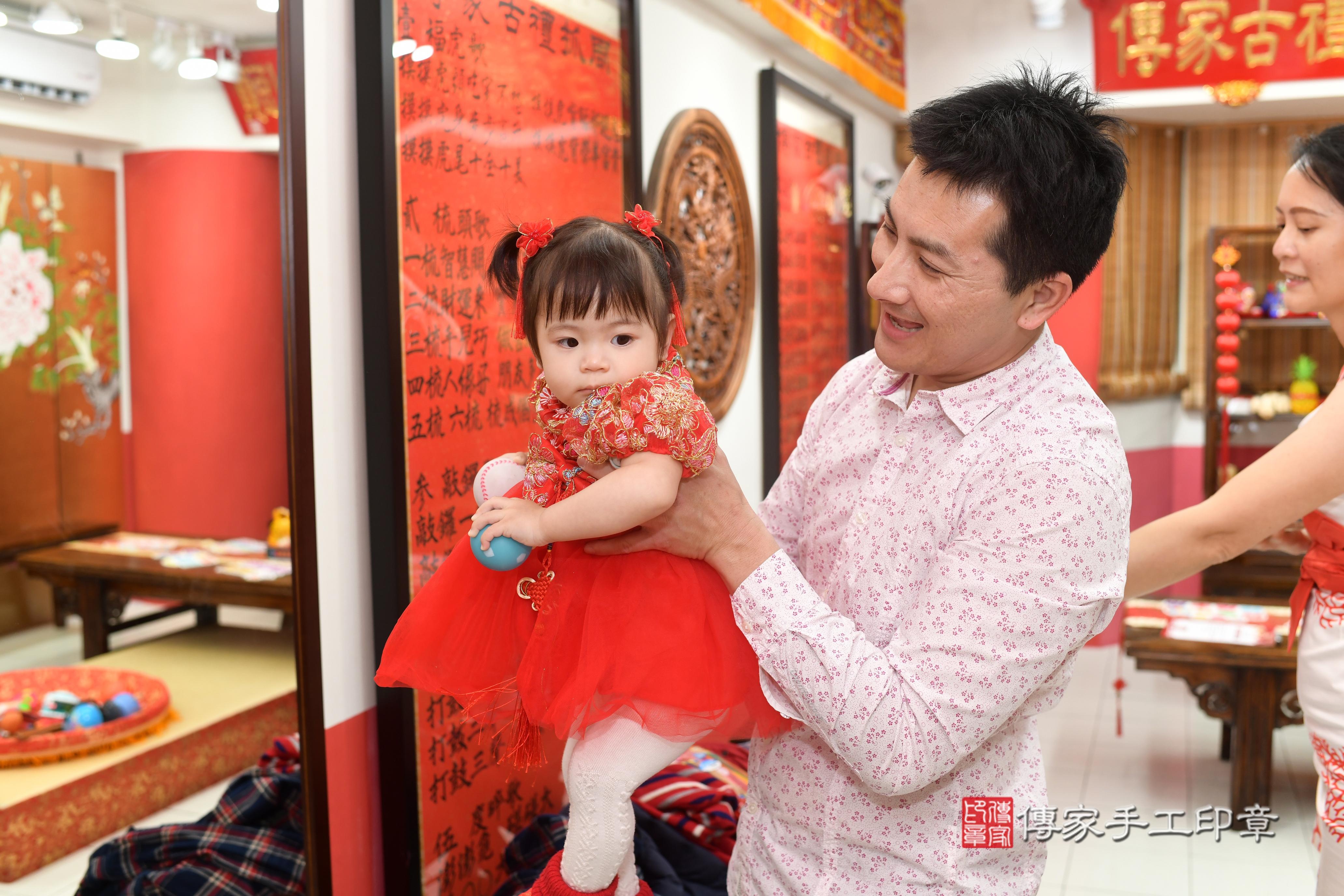 傳家手工印章高雄店、抓周、度脺、中國風會場、傳家嬰兒古禮、吉祥話、抓周道具物品24種、拍照。抓周證書。寶寶抓周、滿周歲、生日快樂、祝福 傳家手工印章高雄店、抓周、度脺、中國風會場、傳家嬰兒古禮、吉祥話、抓周道具物品24種、拍照。抓周證書。寶寶抓周、滿周歲、生日快樂、祝福
