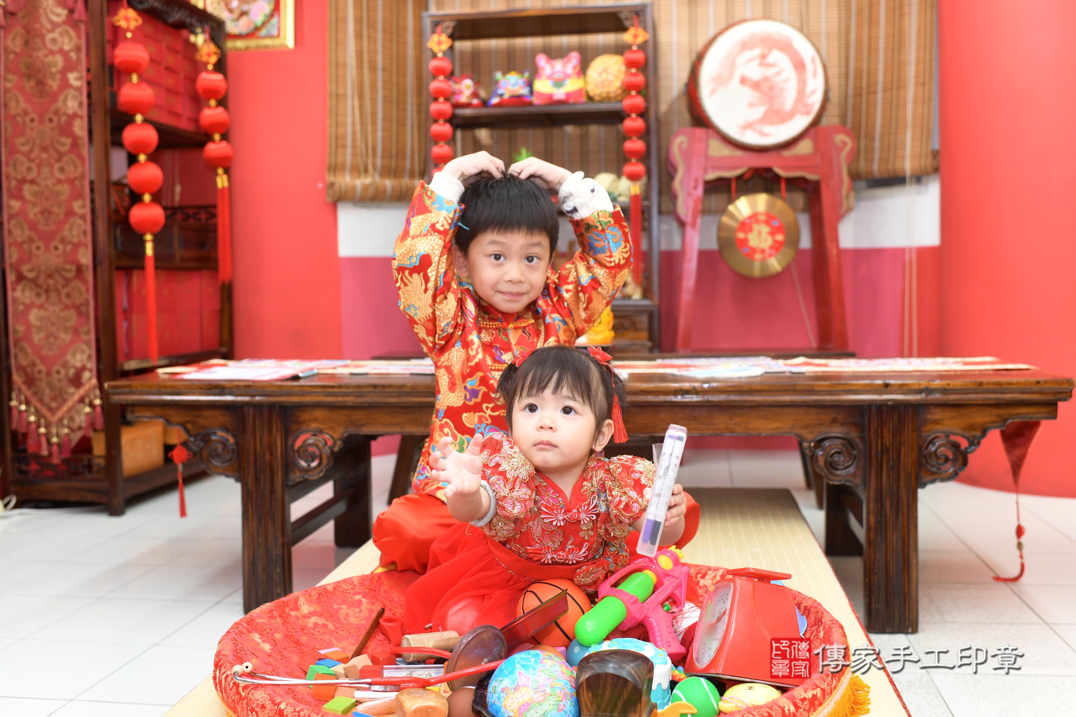 傳家手工印章高雄店、抓周、度脺、中國風會場、傳家嬰兒古禮、吉祥話、抓周道具物品24種、拍照。抓周證書。寶寶抓周、滿周歲、生日快樂、祝福 傳家手工印章高雄店、抓周、度脺、中國風會場、傳家嬰兒古禮、吉祥話、抓周道具物品24種、拍照。抓周證書。寶寶抓周、滿周歲、生日快樂、祝福