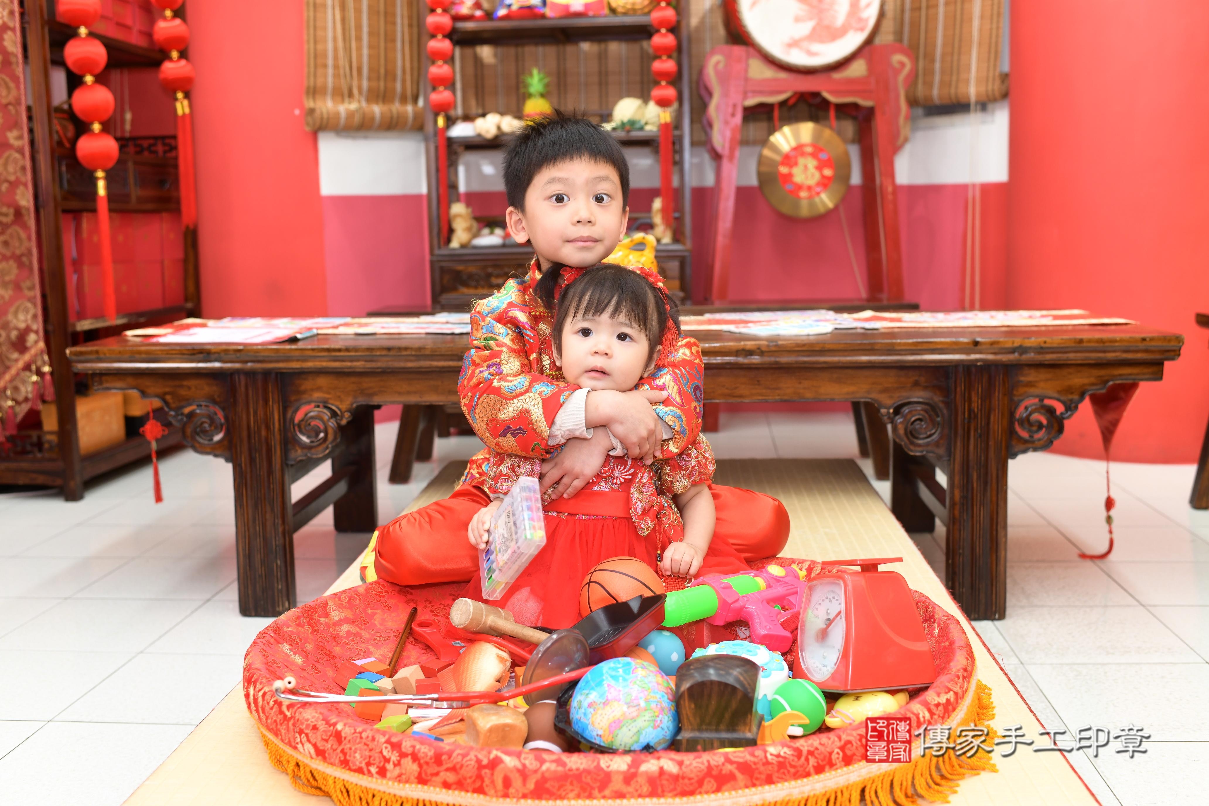 傳家手工印章高雄店、抓周、度脺、中國風會場、傳家嬰兒古禮、吉祥話、抓周道具物品24種、拍照。抓周證書。寶寶抓周、滿周歲、生日快樂、祝福 傳家手工印章高雄店、抓周、度脺、中國風會場、傳家嬰兒古禮、吉祥話、抓周道具物品24種、拍照。抓周證書。寶寶抓周、滿周歲、生日快樂、祝福