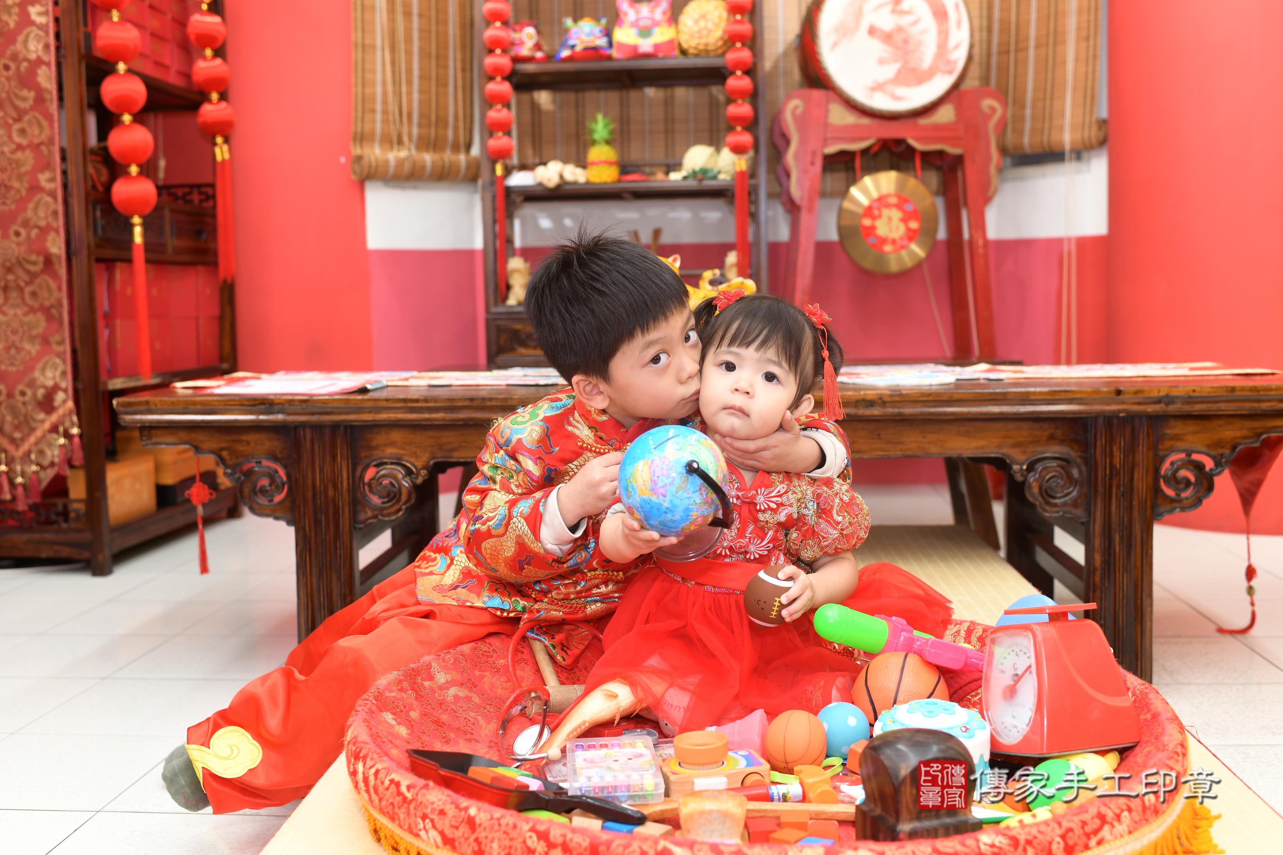 傳家手工印章高雄店、抓周、度脺、中國風會場、傳家嬰兒古禮、吉祥話、抓周道具物品24種、拍照。抓周證書。寶寶抓周、滿周歲、生日快樂、祝福 傳家手工印章高雄店、抓周、度脺、中國風會場、傳家嬰兒古禮、吉祥話、抓周道具物品24種、拍照。抓周證書。寶寶抓周、滿周歲、生日快樂、祝福