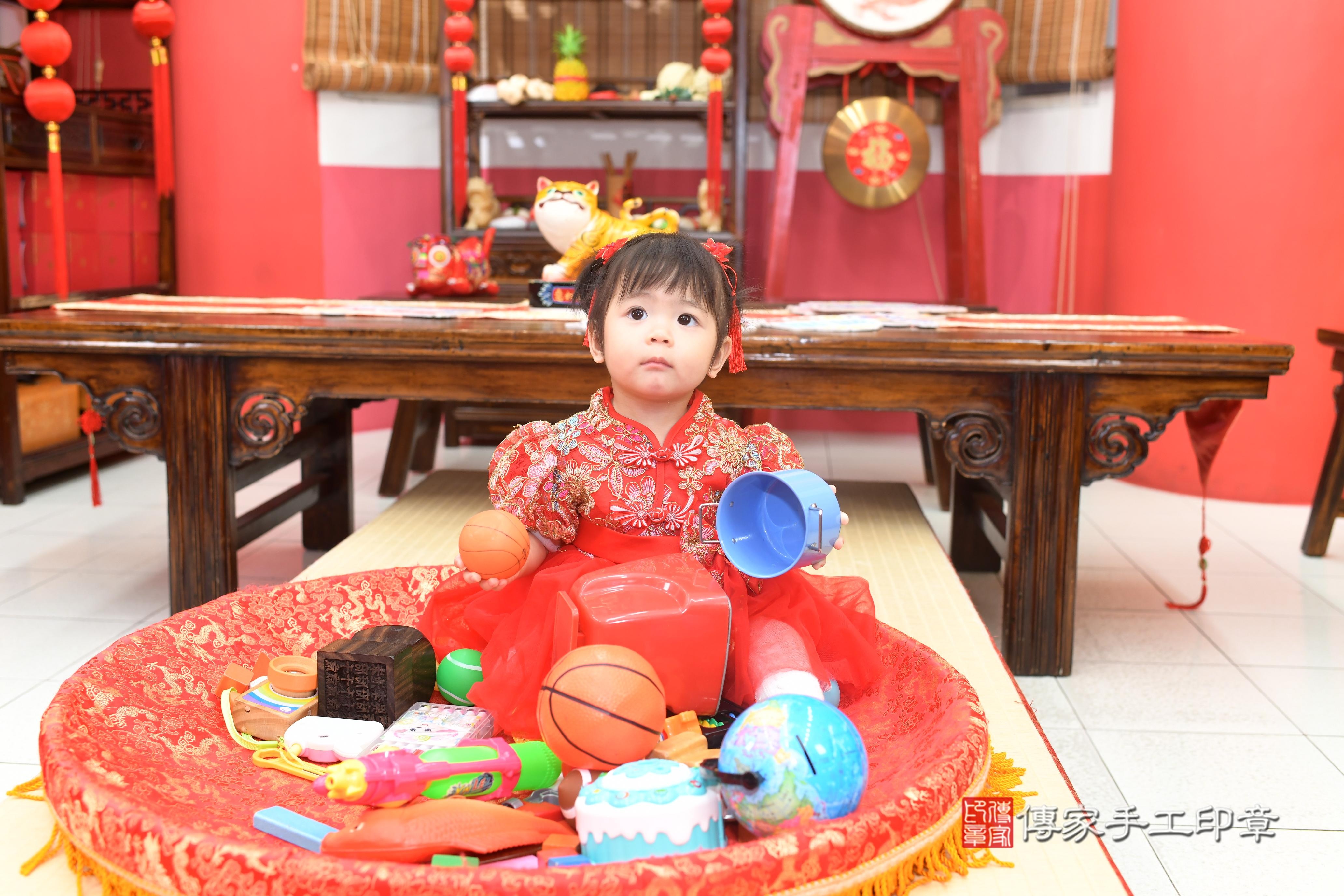 傳家手工印章高雄店、抓周、度脺、中國風會場、傳家嬰兒古禮、吉祥話、抓周道具物品24種、拍照。抓周證書。寶寶抓周、滿周歲、生日快樂、祝福 傳家手工印章高雄店、抓周、度脺、中國風會場、傳家嬰兒古禮、吉祥話、抓周道具物品24種、拍照。抓周證書。寶寶抓周、滿周歲、生日快樂、祝福