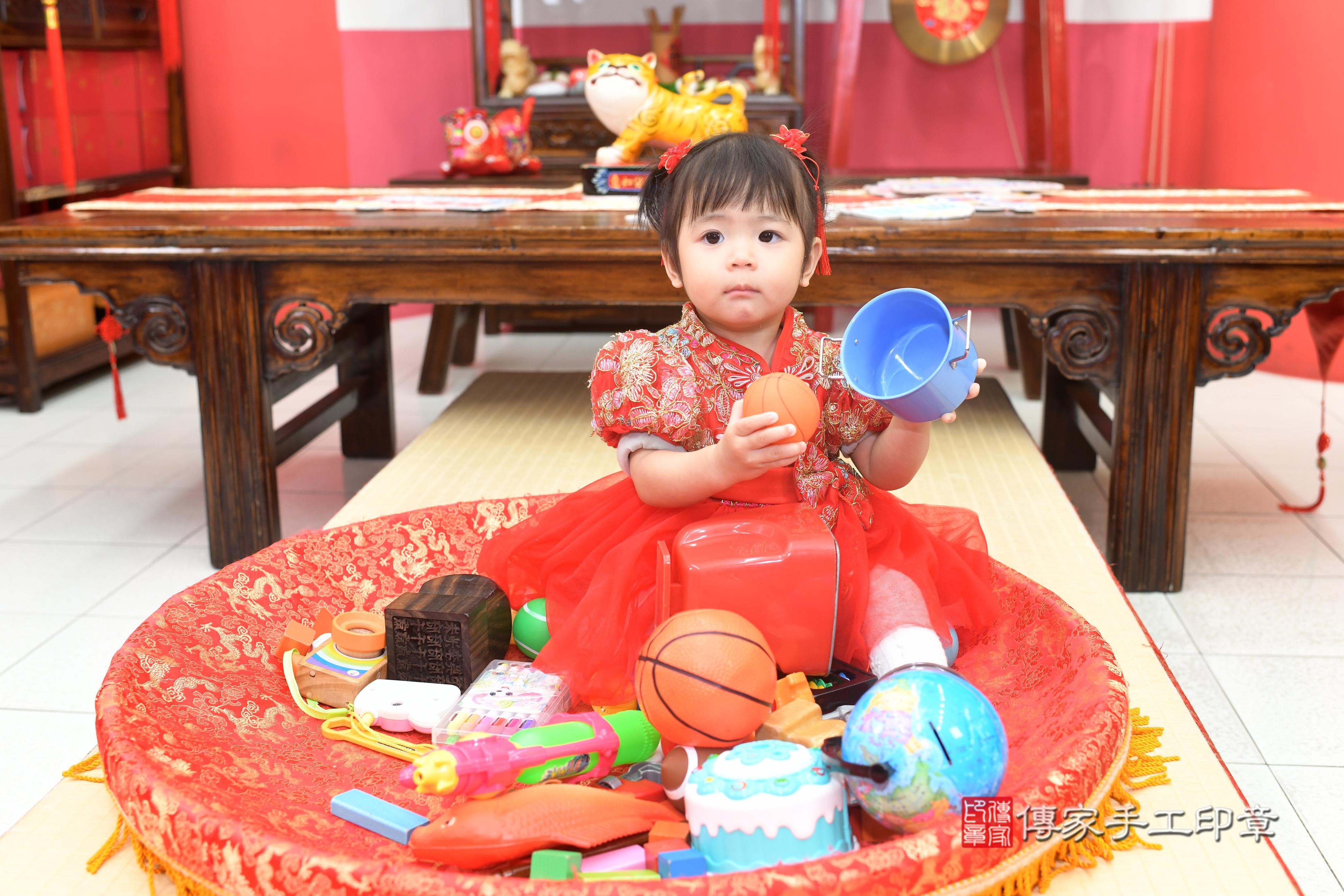 傳家手工印章高雄店、抓周、度脺、中國風會場、傳家嬰兒古禮、吉祥話、抓周道具物品24種、拍照。抓周證書。寶寶抓周、滿周歲、生日快樂、祝福 傳家手工印章高雄店、抓周、度脺、中國風會場、傳家嬰兒古禮、吉祥話、抓周道具物品24種、拍照。抓周證書。寶寶抓周、滿周歲、生日快樂、祝福