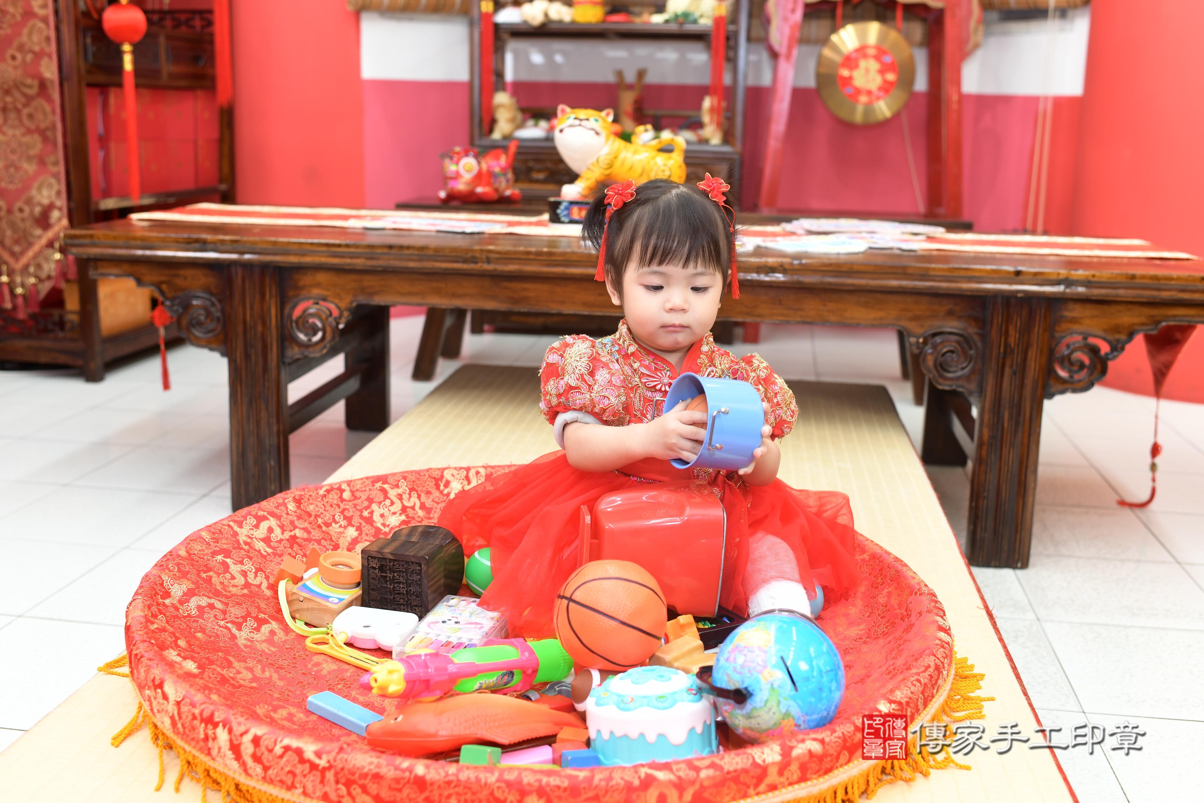 傳家手工印章高雄店、抓周、度脺、中國風會場、傳家嬰兒古禮、吉祥話、抓周道具物品24種、拍照。抓周證書。寶寶抓周、滿周歲、生日快樂、祝福 傳家手工印章高雄店、抓周、度脺、中國風會場、傳家嬰兒古禮、吉祥話、抓周道具物品24種、拍照。抓周證書。寶寶抓周、滿周歲、生日快樂、祝福