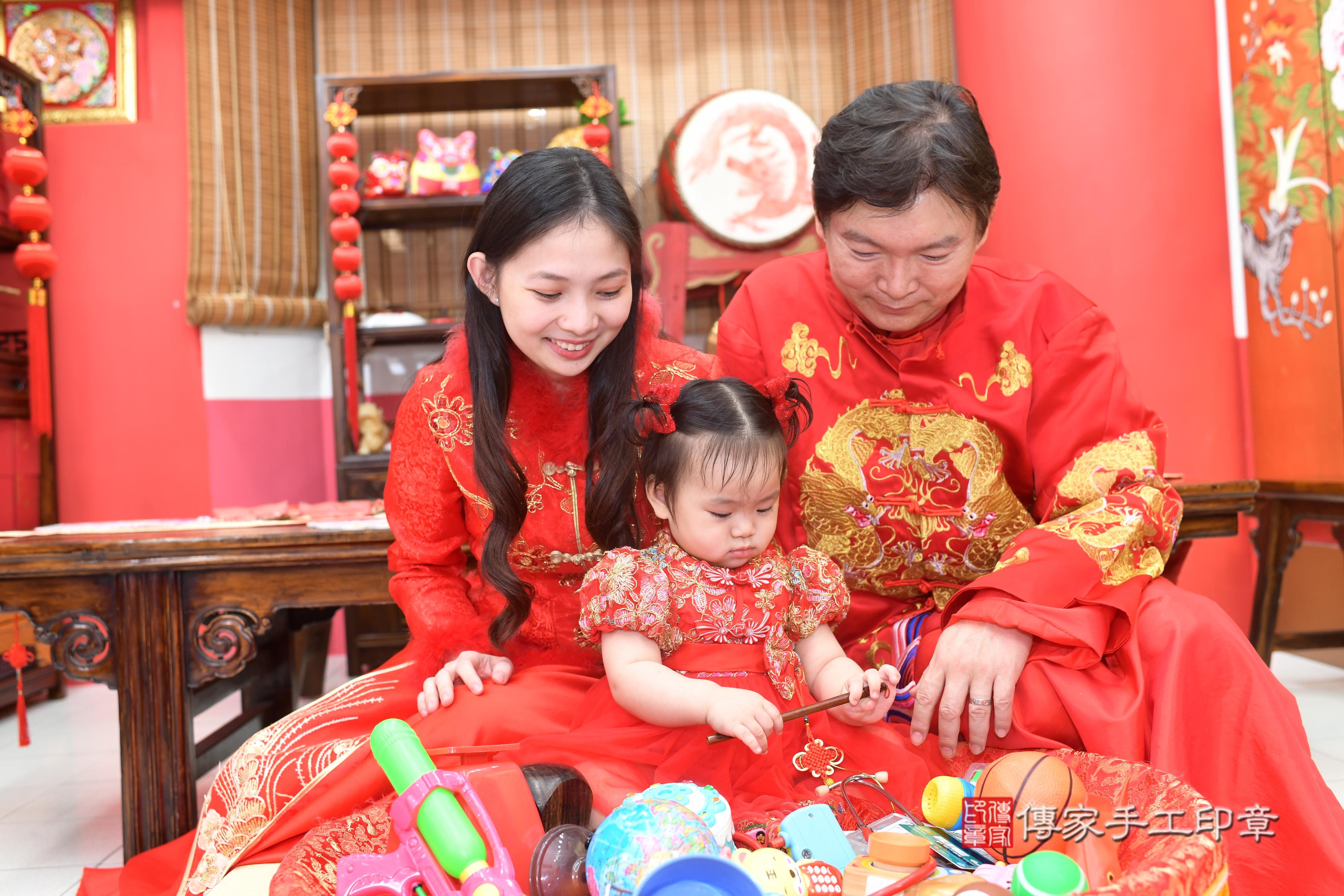 傳家手工印章高雄店、抓周、度脺、中國風會場、傳家嬰兒古禮、吉祥話、抓周道具物品24種、拍照。抓周證書。寶寶抓周、滿周歲、生日快樂、祝福