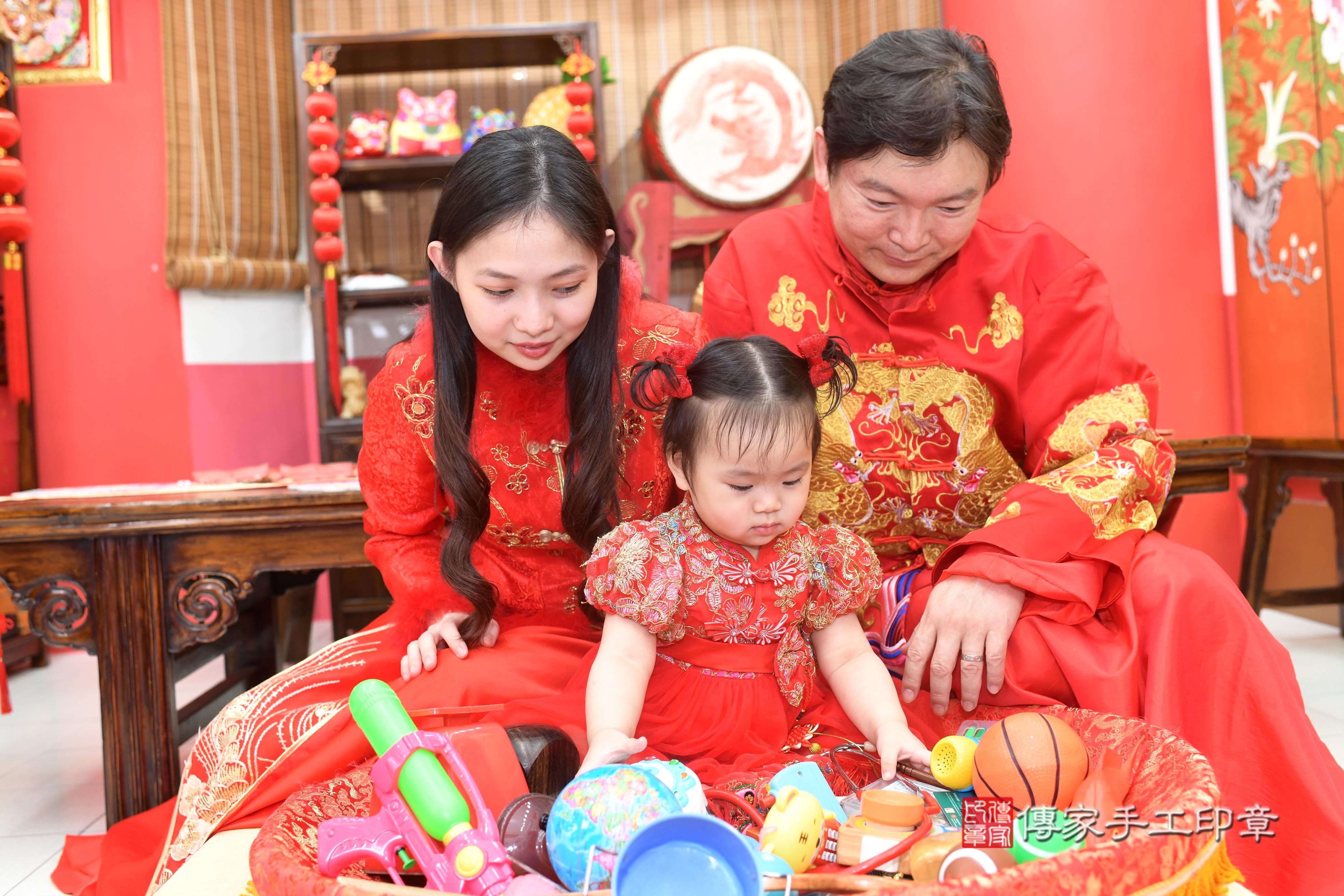 傳家手工印章高雄店、抓周、度脺、中國風會場、傳家嬰兒古禮、吉祥話、抓周道具物品24種、拍照。抓周證書。寶寶抓周、滿周歲、生日快樂、祝福