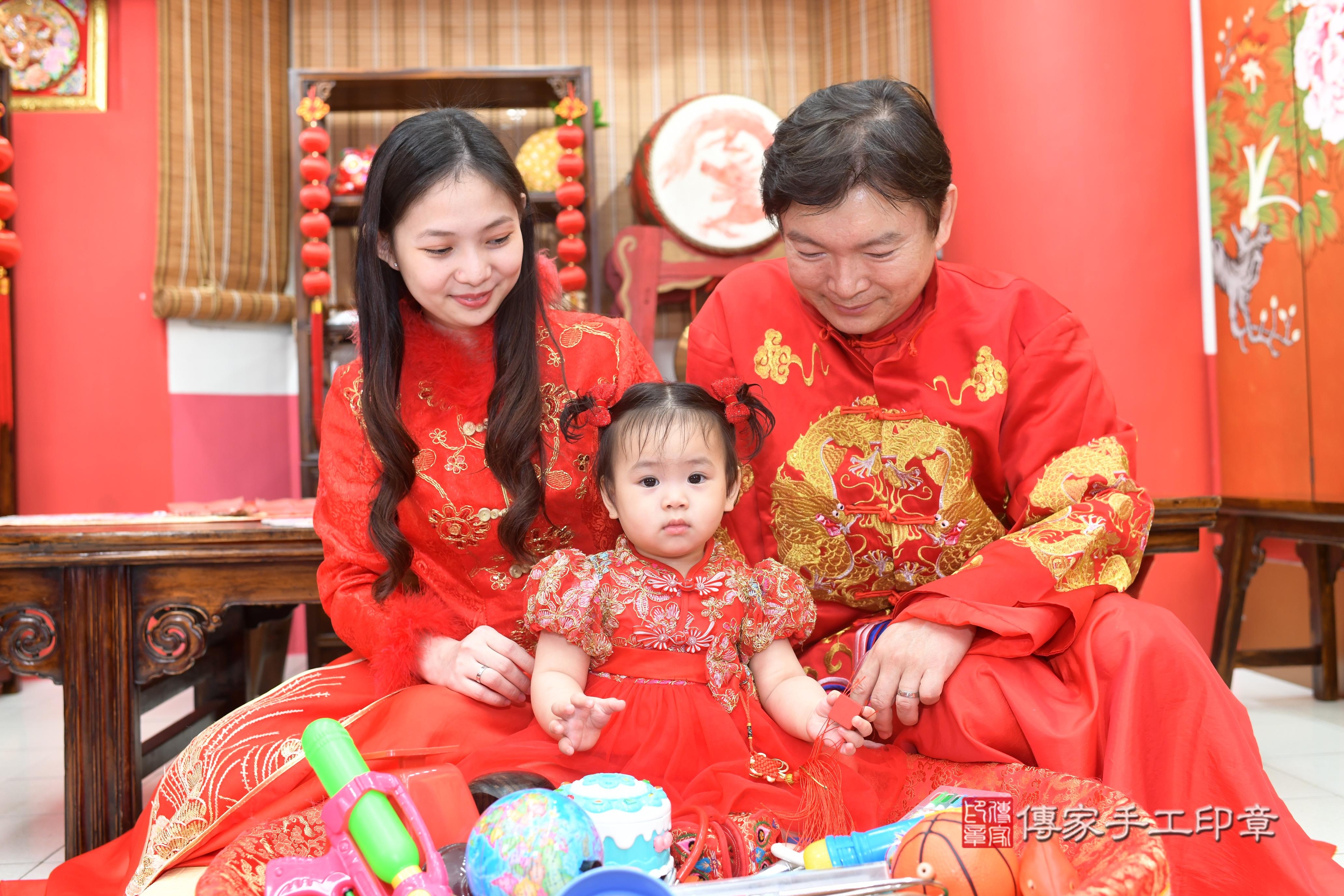 傳家手工印章高雄店、抓周、度脺、中國風會場、傳家嬰兒古禮、吉祥話、抓周道具物品24種、拍照。抓周證書。寶寶抓周、滿周歲、生日快樂、祝福