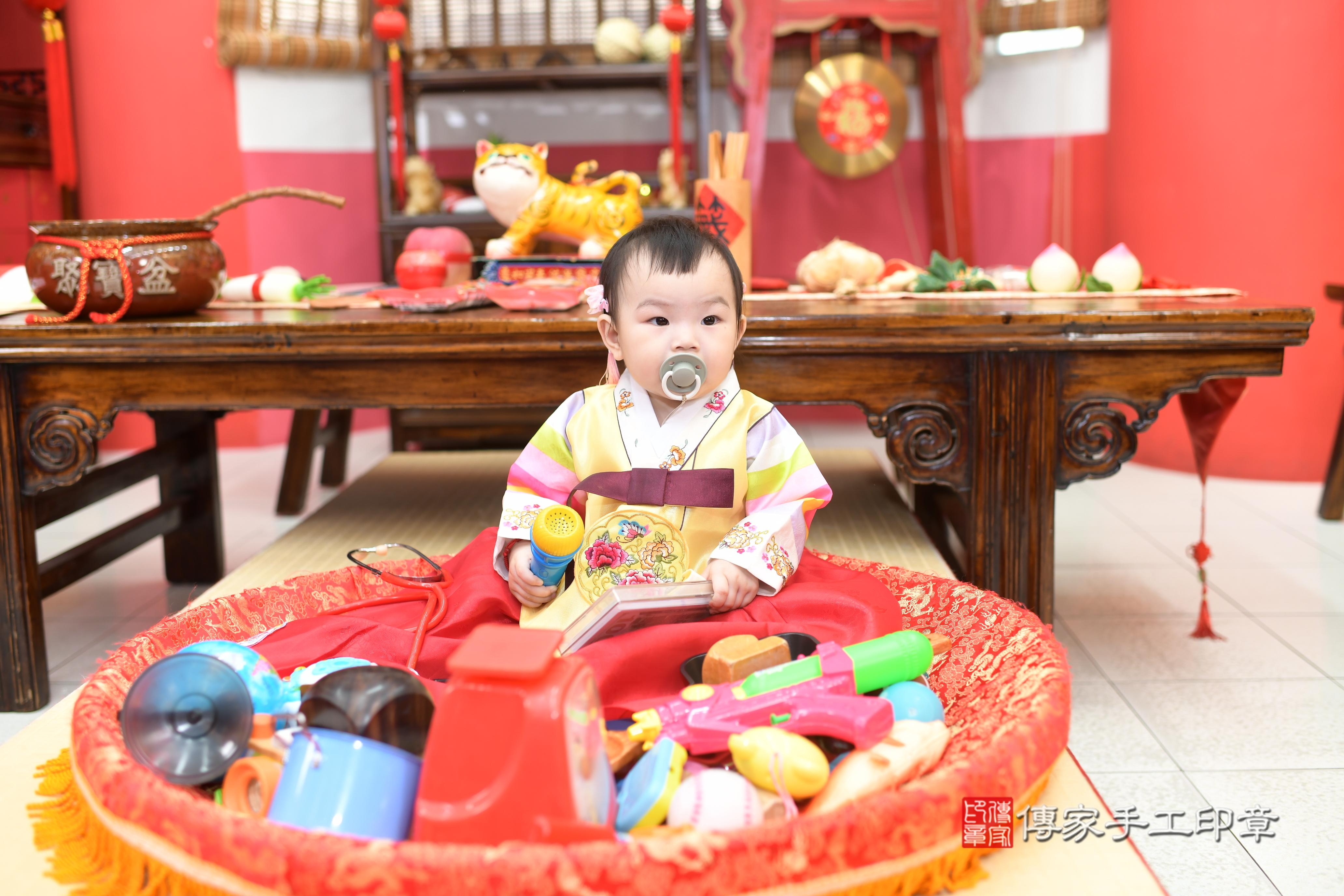 傳家手工印章高雄店、抓周、度脺、中國風會場、傳家嬰兒古禮、吉祥話、抓周道具物品24種、拍照。抓周證書。寶寶抓周、滿周歲、生日快樂、祝福