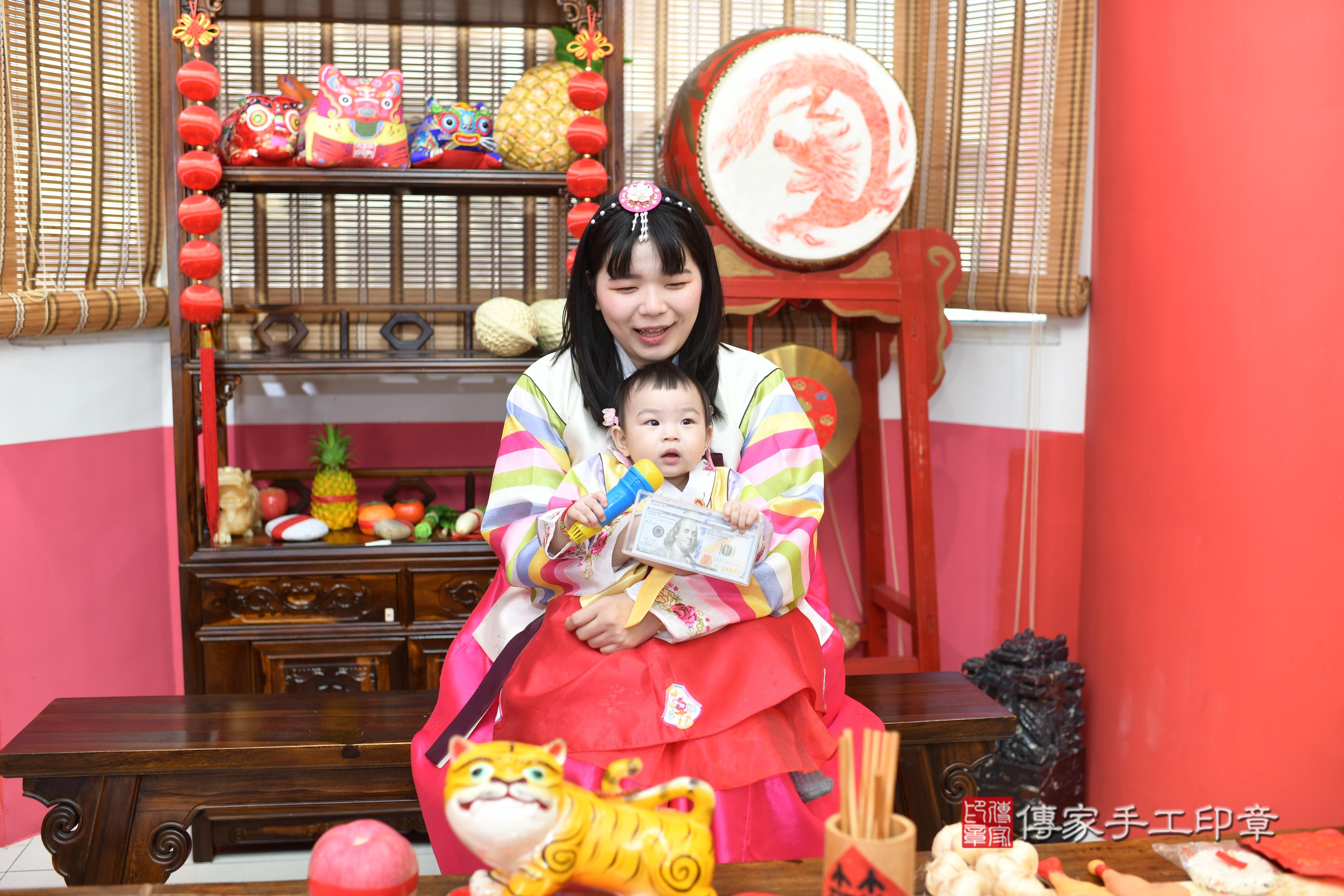 傳家手工印章高雄店、抓周、度脺、中國風會場、傳家嬰兒古禮、吉祥話、抓周道具物品24種、拍照。抓周證書。寶寶抓周、滿周歲、生日快樂、祝福