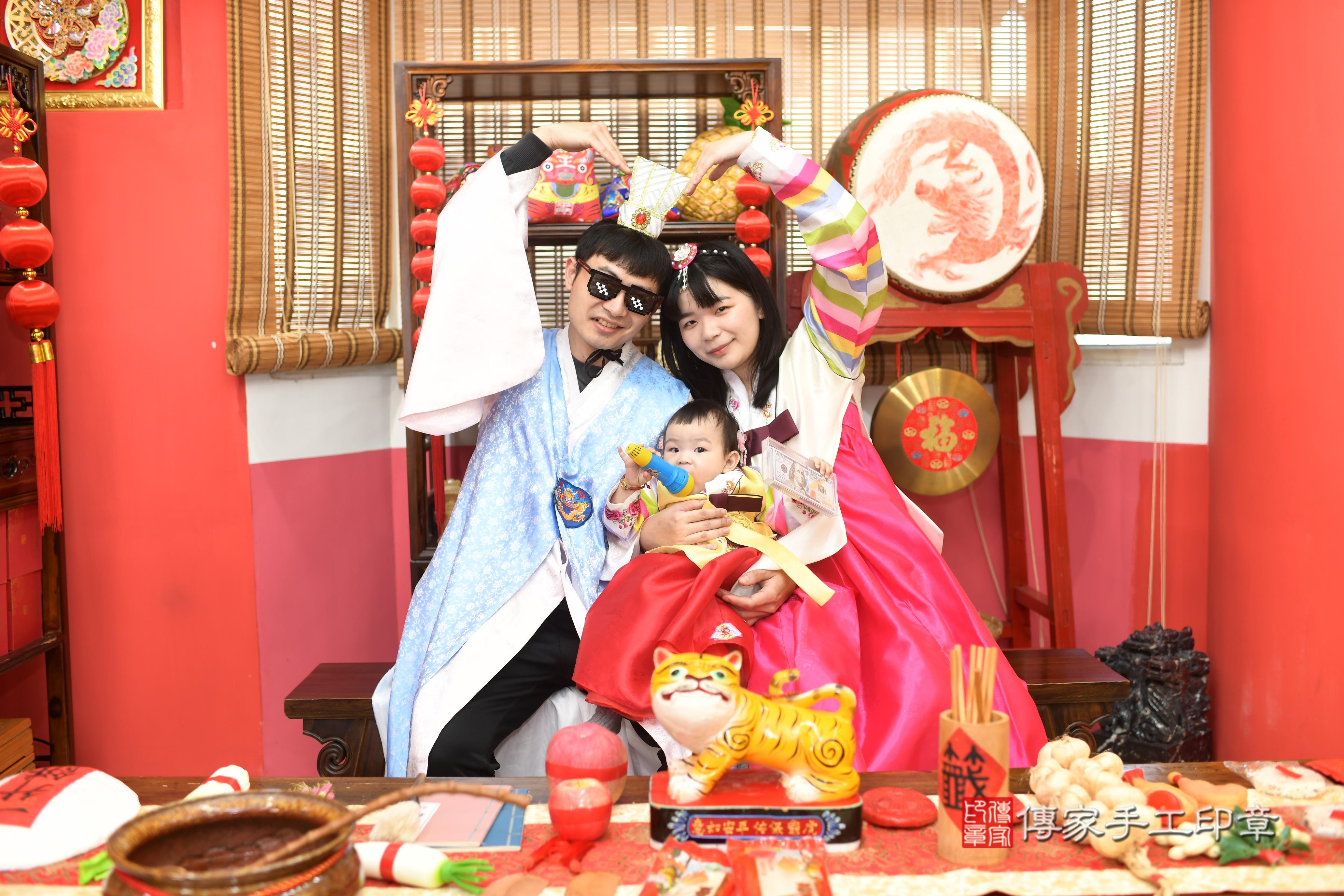 傳家手工印章高雄店、抓周、度脺、中國風會場、傳家嬰兒古禮、吉祥話、抓周道具物品24種、拍照。抓周證書。寶寶抓周、滿周歲、生日快樂、祝福