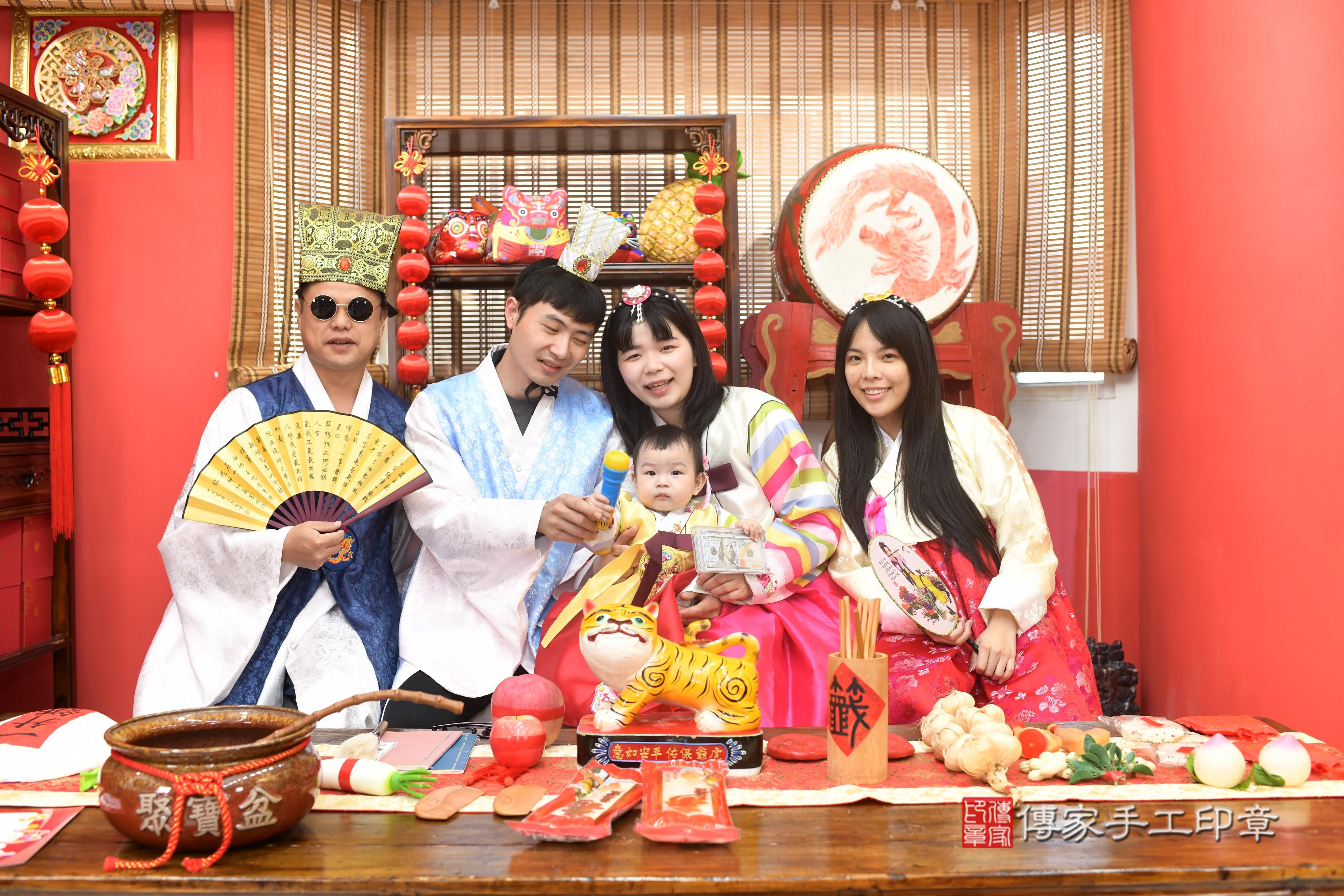 傳家手工印章高雄店、抓周、度脺、中國風會場、傳家嬰兒古禮、吉祥話、抓周道具物品24種、拍照。抓周證書。寶寶抓周、滿周歲、生日快樂、祝福