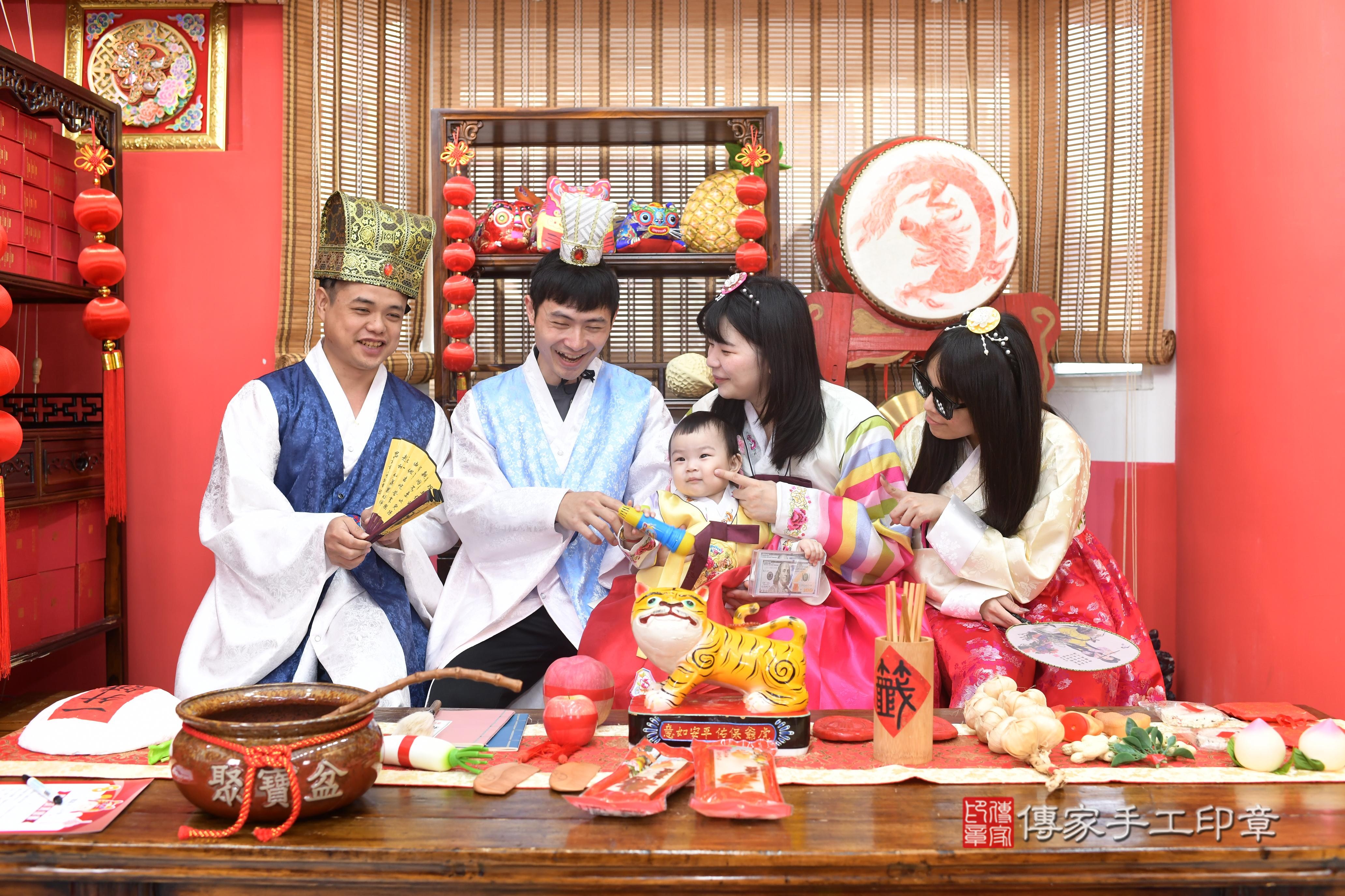 傳家手工印章高雄店、抓周、度脺、中國風會場、傳家嬰兒古禮、吉祥話、抓周道具物品24種、拍照。抓周證書。寶寶抓周、滿周歲、生日快樂、祝福