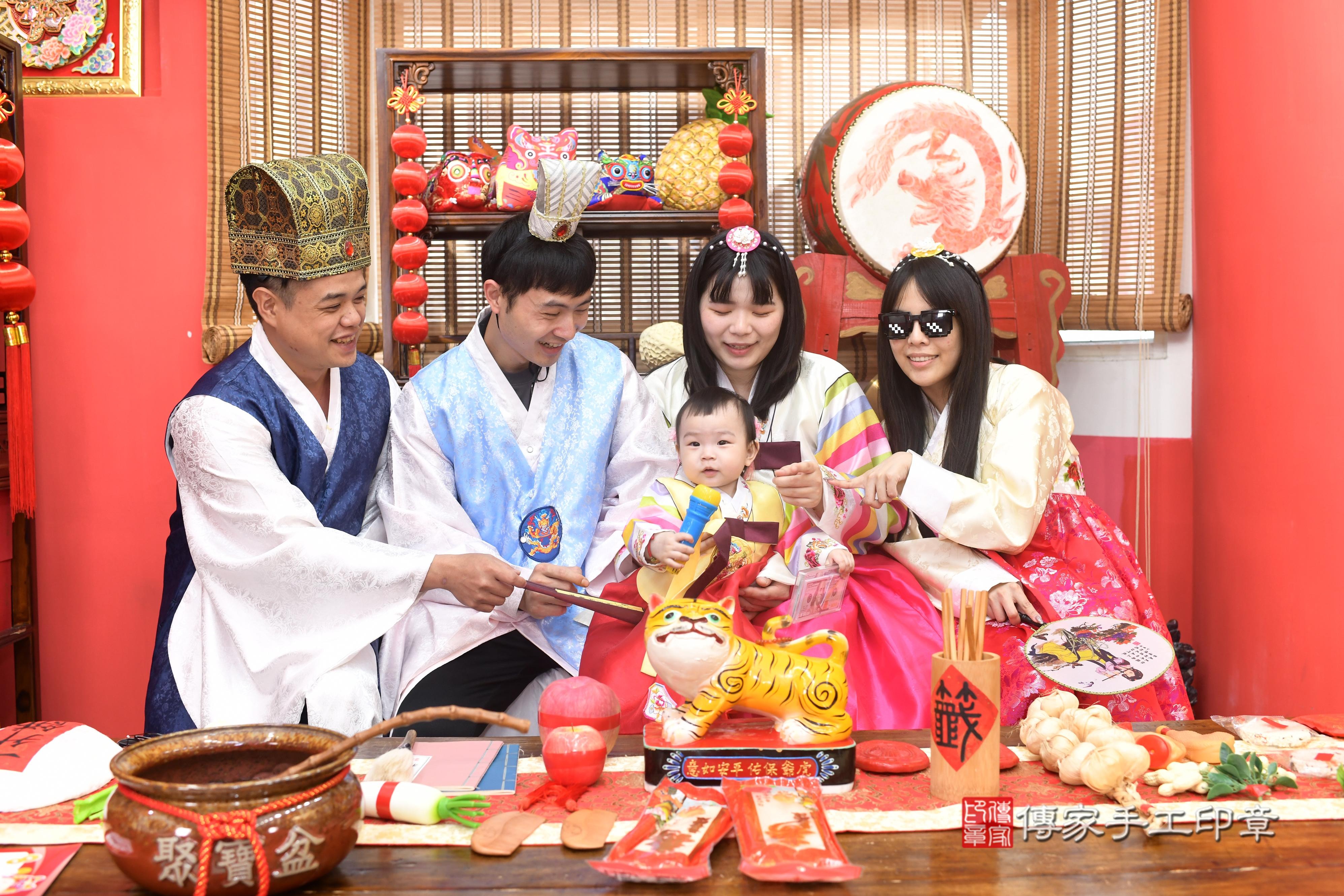 傳家手工印章高雄店、抓周、度脺、中國風會場、傳家嬰兒古禮、吉祥話、抓周道具物品24種、拍照。抓周證書。寶寶抓周、滿周歲、生日快樂、祝福