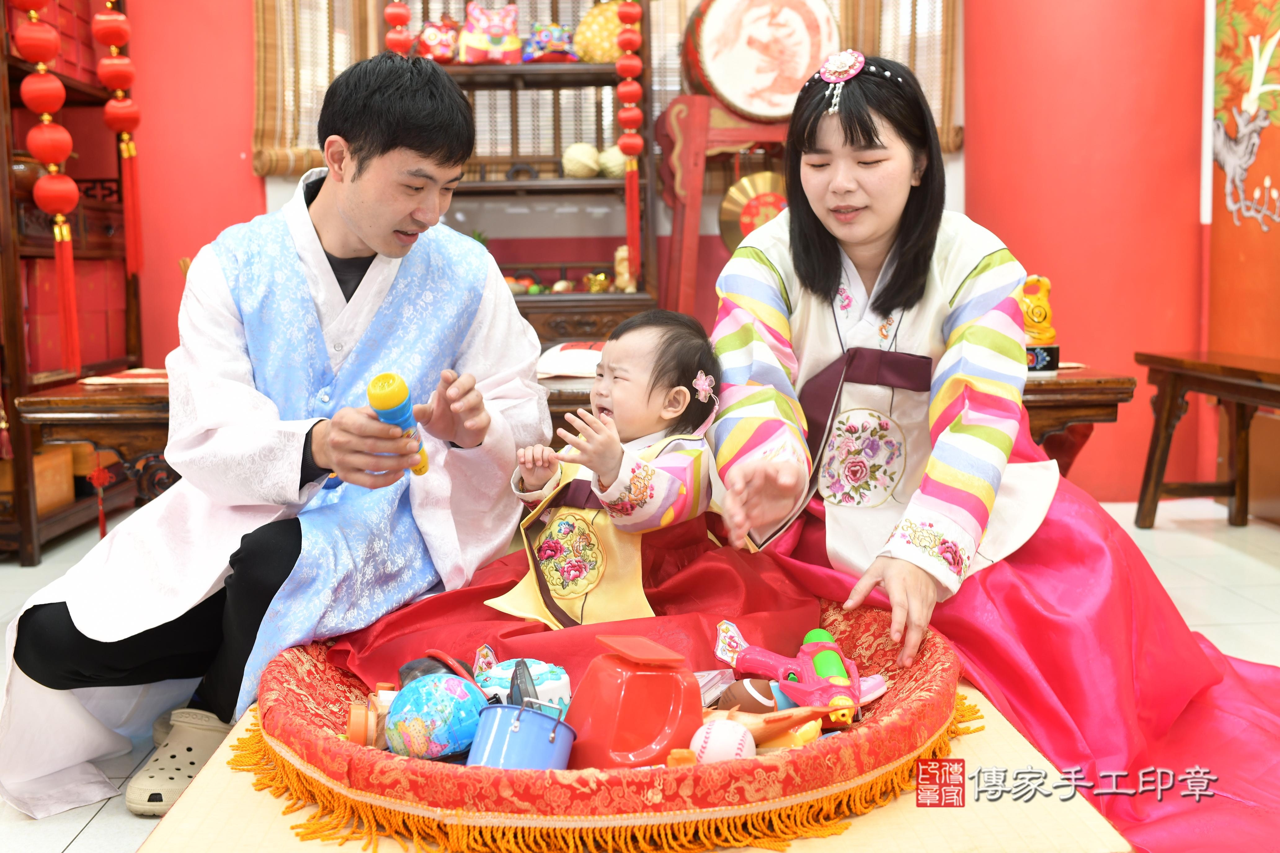 傳家手工印章高雄店、抓周、度脺、中國風會場、傳家嬰兒古禮、吉祥話、抓周道具物品24種、拍照。抓周證書。寶寶抓周、滿周歲、生日快樂、祝福