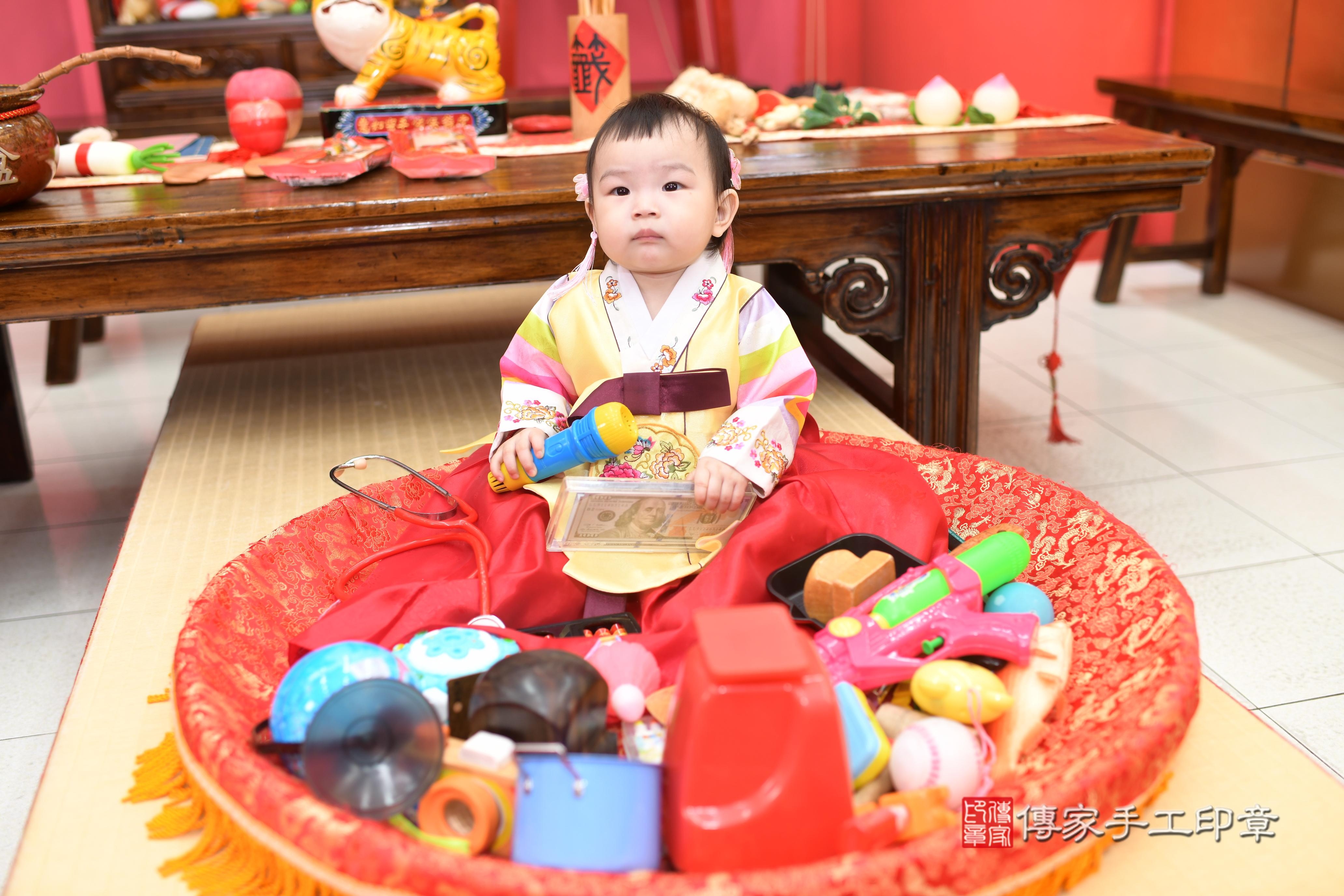 傳家手工印章高雄店、抓周、度脺、中國風會場、傳家嬰兒古禮、吉祥話、抓周道具物品24種、拍照。抓周證書。寶寶抓周、滿周歲、生日快樂、祝福