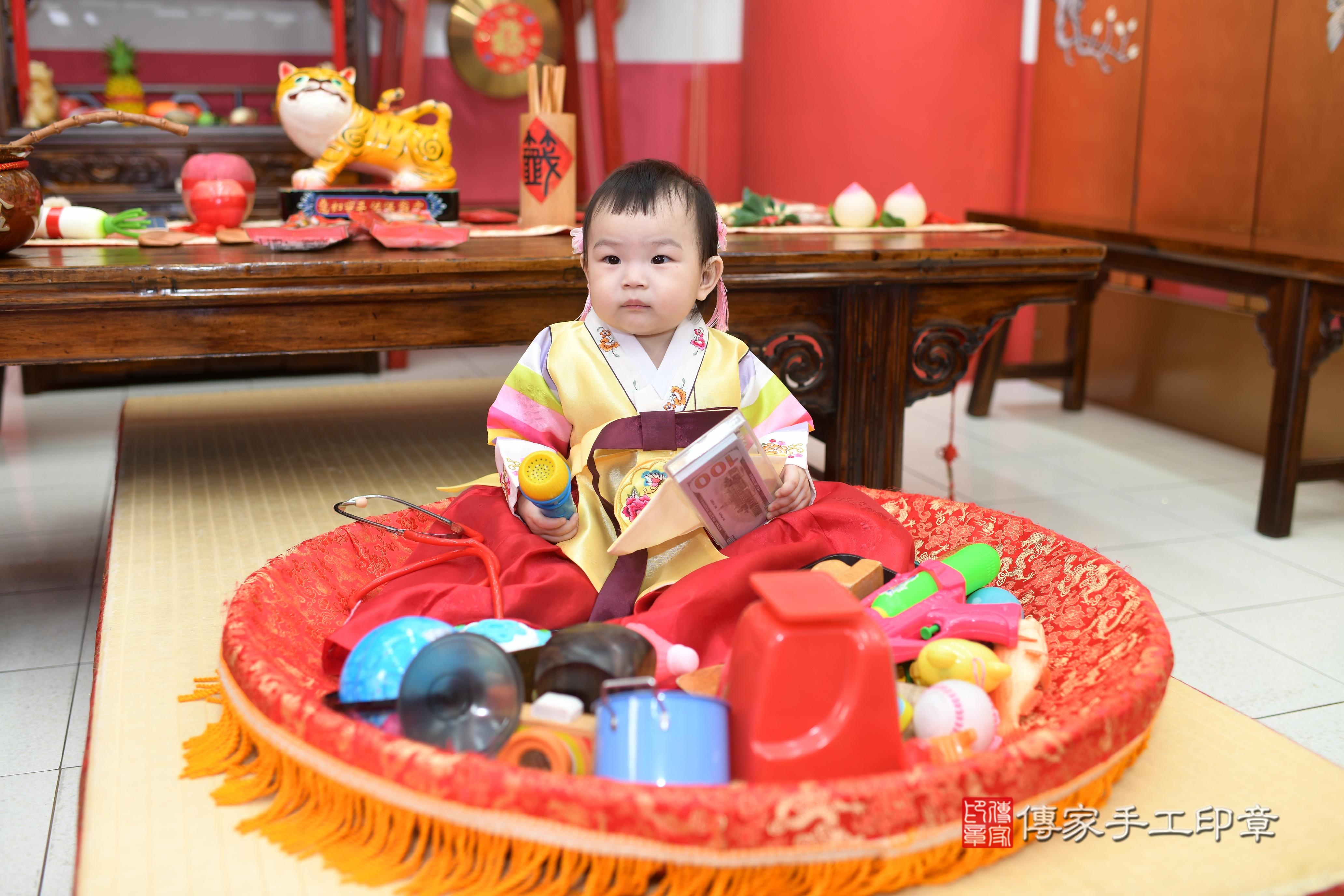 傳家手工印章高雄店、抓周、度脺、中國風會場、傳家嬰兒古禮、吉祥話、抓周道具物品24種、拍照。抓周證書。寶寶抓周、滿周歲、生日快樂、祝福