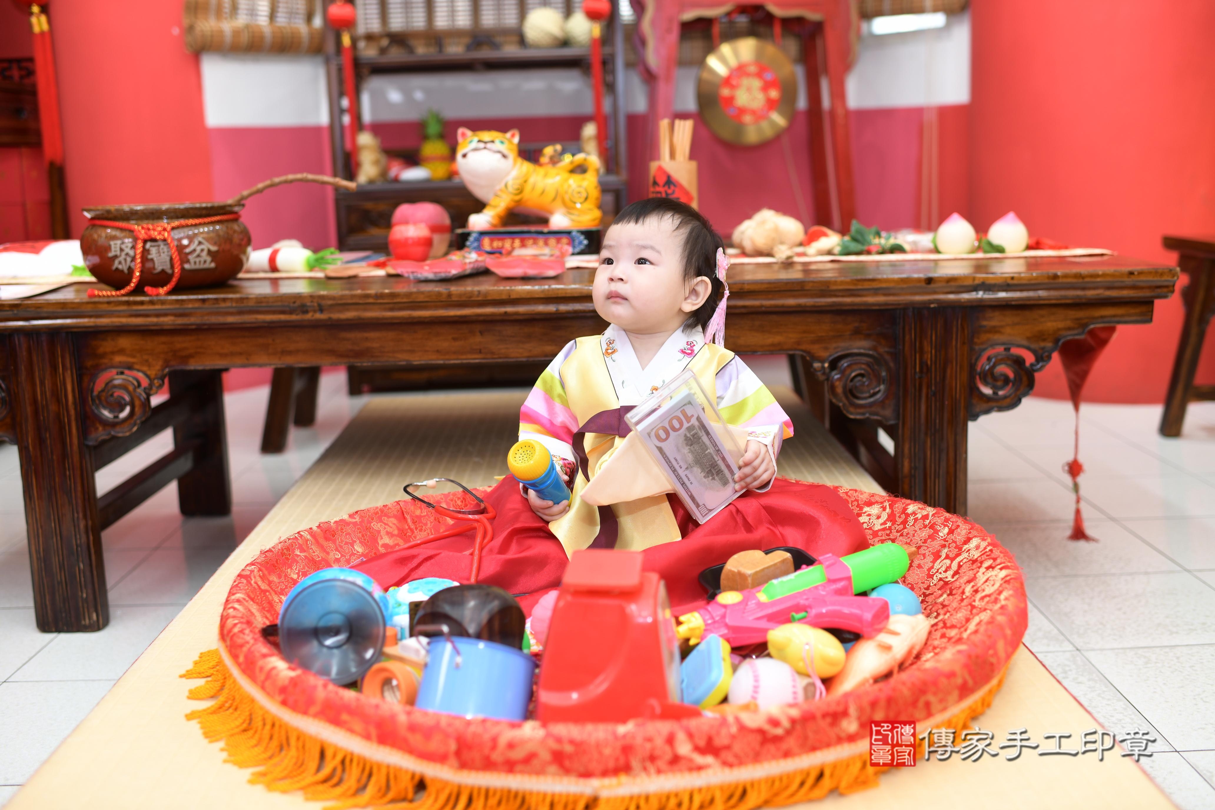 傳家手工印章高雄店、抓周、度脺、中國風會場、傳家嬰兒古禮、吉祥話、抓周道具物品24種、拍照。抓周證書。寶寶抓周、滿周歲、生日快樂、祝福