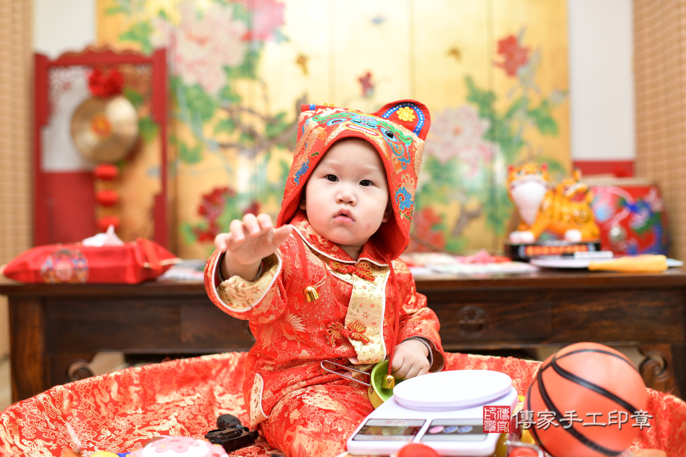台北市大同區小祈寶寶抓周推薦：傳家台北店抓周度脺中國風會場，嬰兒古禮抓周流程儀式吉祥話、抓周道具物品24種、拍照。抓周證書。2025.2.9，照片15