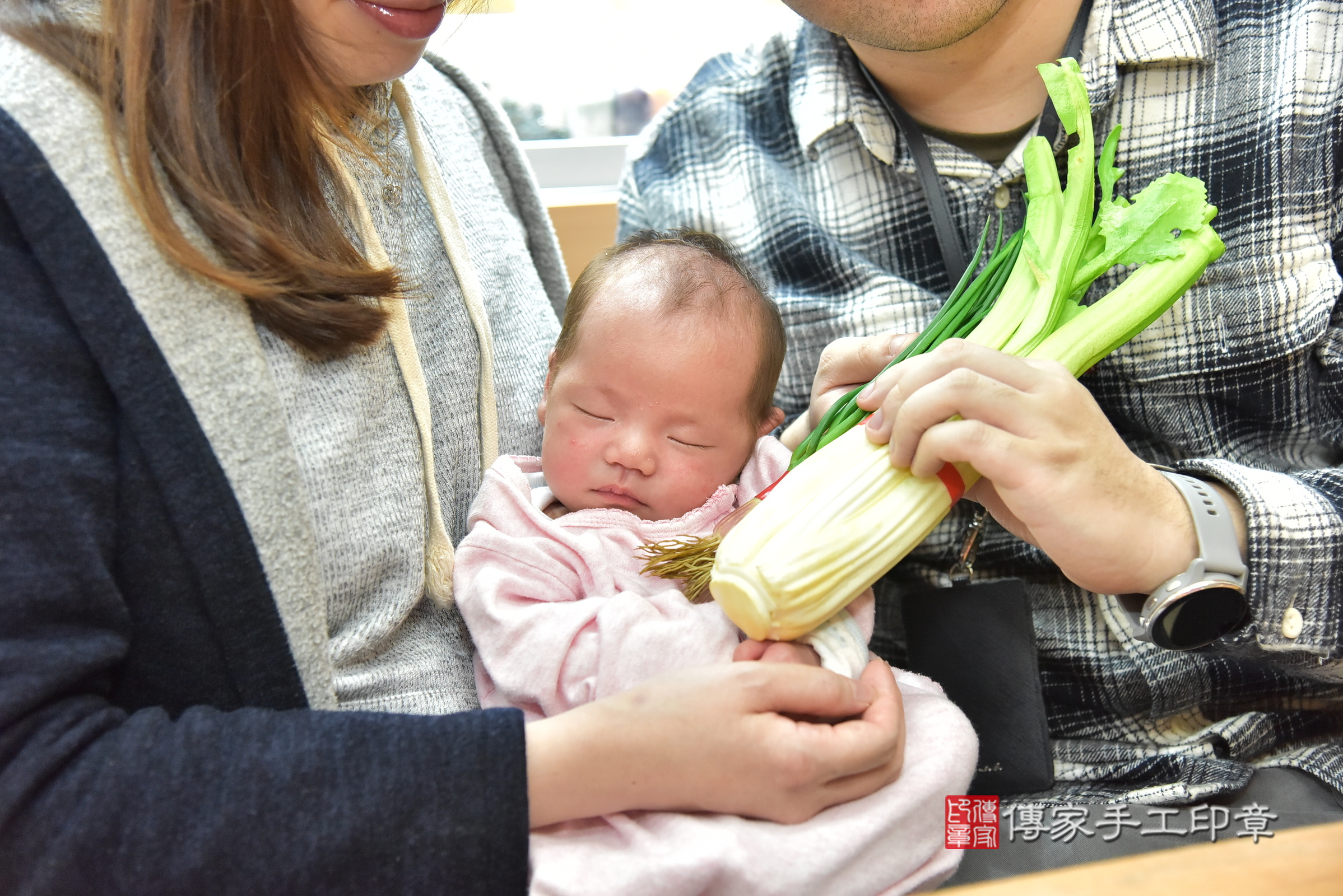 芹芹寶寶(台北市大同區嬰兒寶寶滿月剃頭理髮、嬰兒剃胎毛儀式吉祥話)。中國風會場，爸媽寶貝穿「日中韓」古裝禮服。專業拍照、證書。★購買「臍帶章、肚臍章、胎毛筆刷印章」贈送：剃頭、收涎、抓周，三選一。2025.2.11，照片9