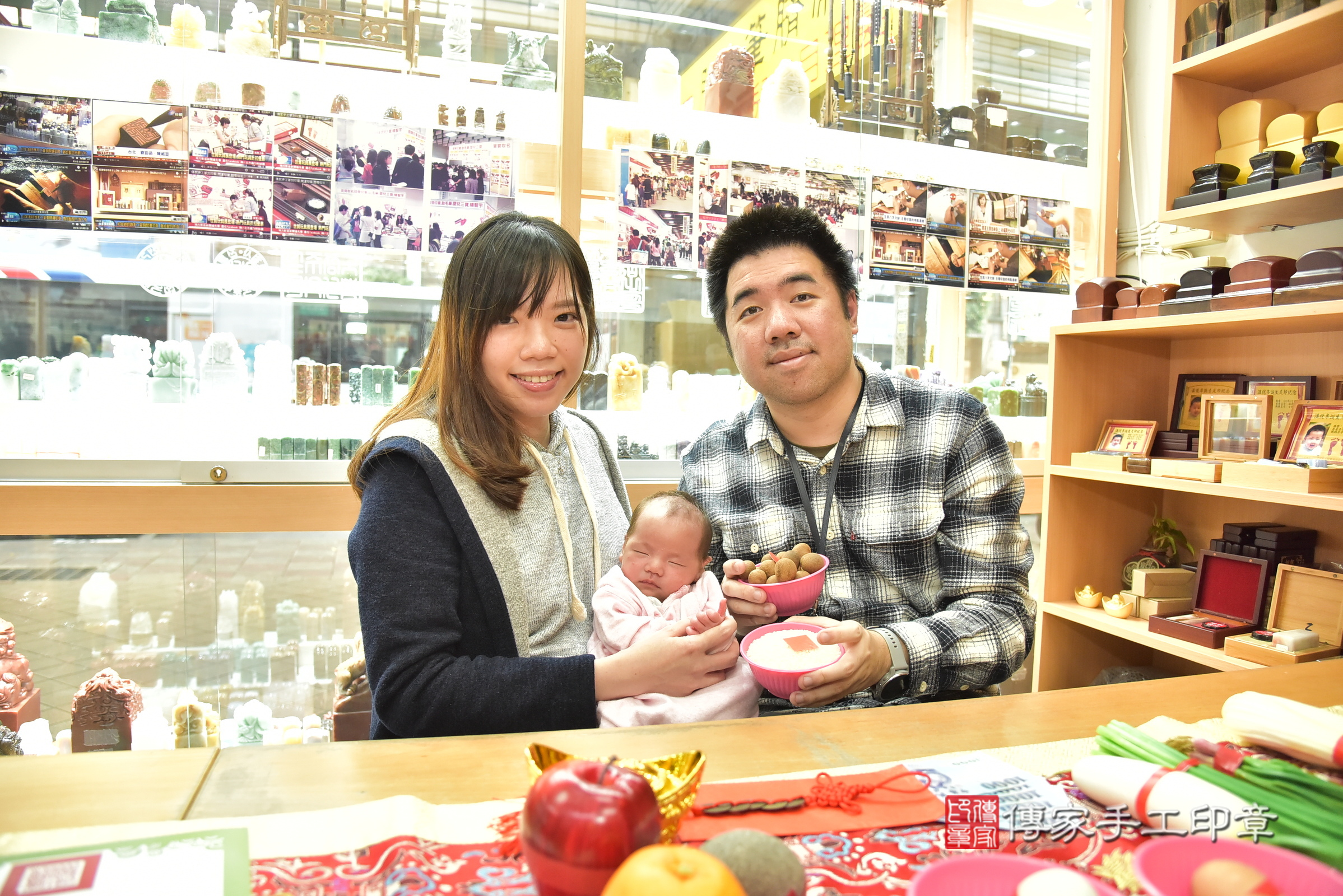 芹芹寶寶(台北市大同區嬰兒寶寶滿月剃頭理髮、嬰兒剃胎毛儀式吉祥話)。中國風會場，爸媽寶貝穿「日中韓」古裝禮服。專業拍照、證書。★購買「臍帶章、肚臍章、胎毛筆刷印章」贈送：剃頭、收涎、抓周，三選一。2025.2.11，照片6