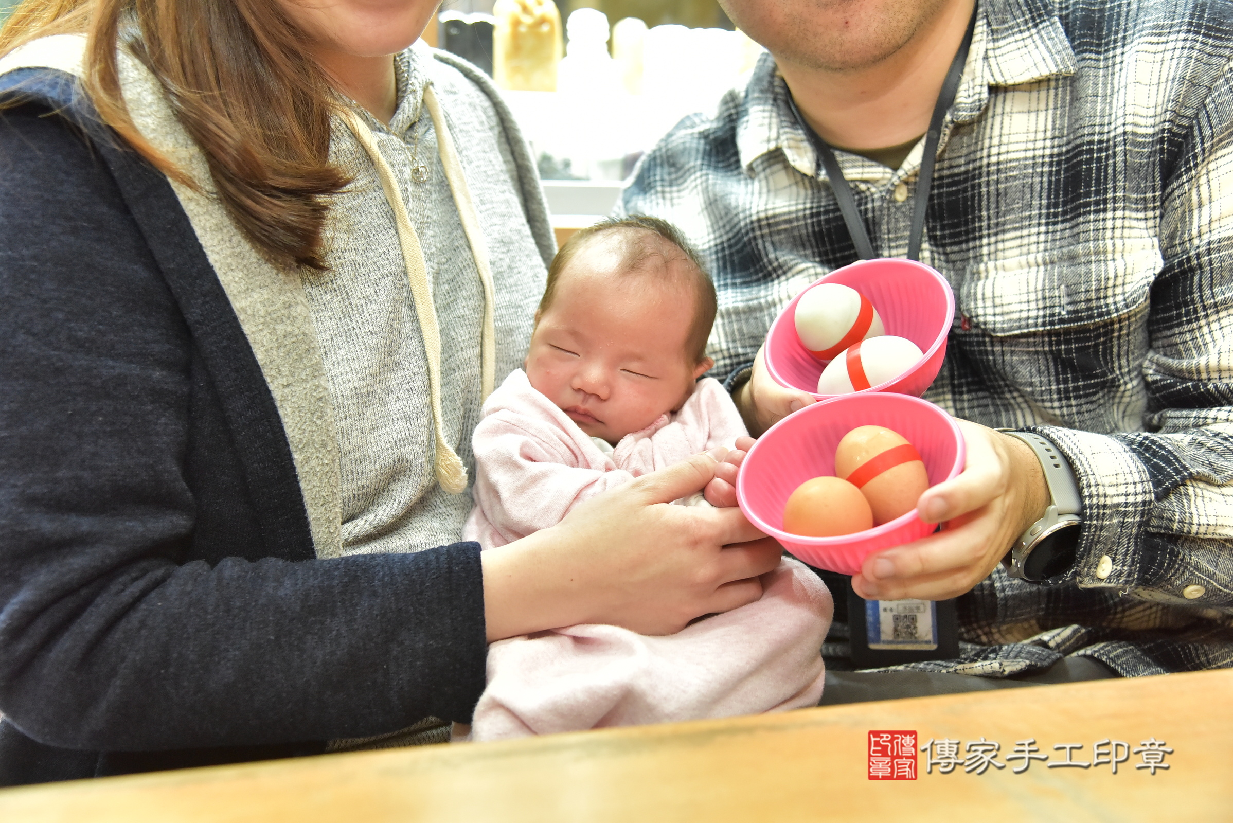 芹芹寶寶(台北市大同區嬰兒寶寶滿月剃頭理髮、嬰兒剃胎毛儀式吉祥話)。中國風會場，爸媽寶貝穿「日中韓」古裝禮服。專業拍照、證書。★購買「臍帶章、肚臍章、胎毛筆刷印章」贈送：剃頭、收涎、抓周，三選一。2025.2.11，照片5