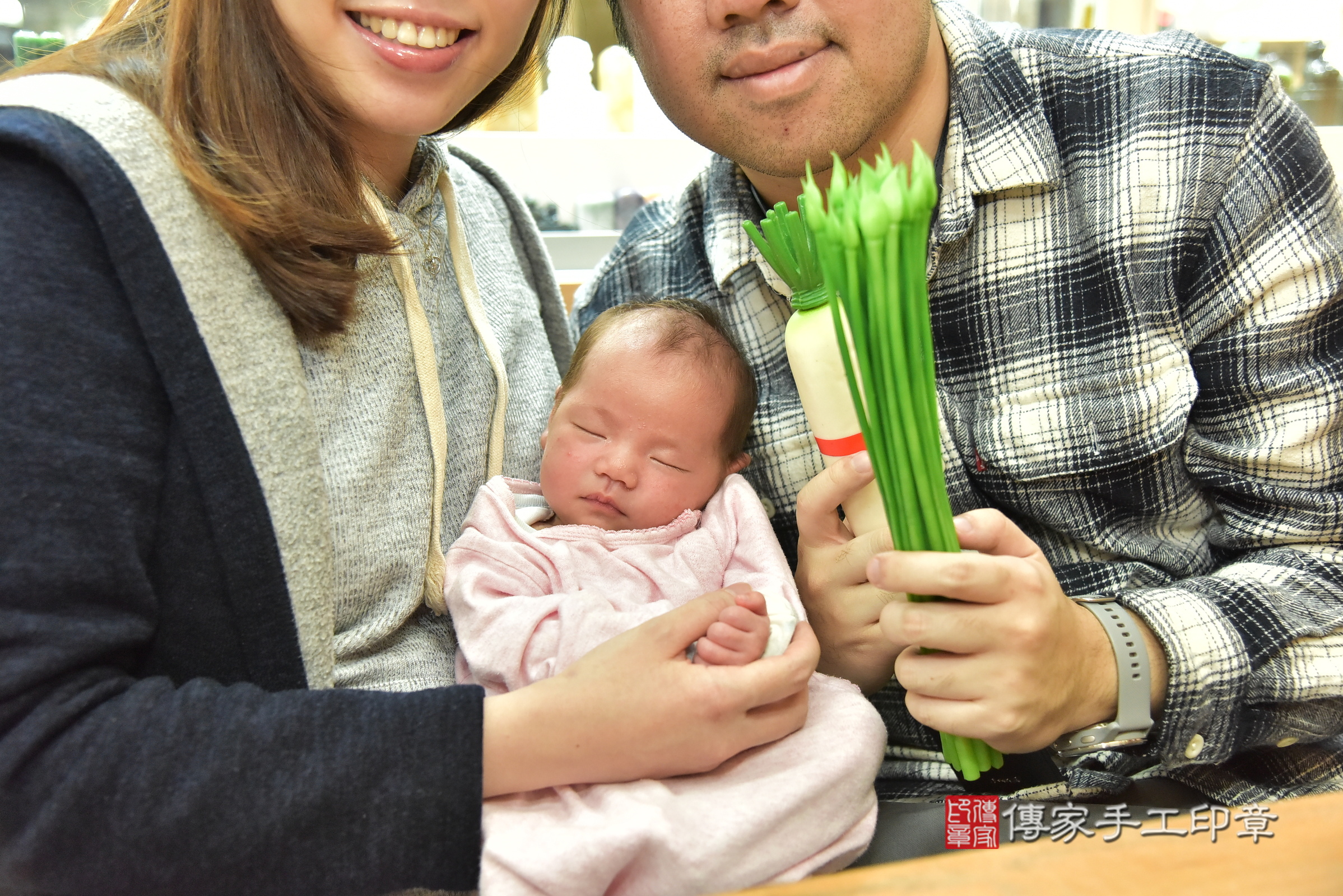 芹芹寶寶(台北市大同區嬰兒寶寶滿月剃頭理髮、嬰兒剃胎毛儀式吉祥話)。中國風會場，爸媽寶貝穿「日中韓」古裝禮服。專業拍照、證書。★購買「臍帶章、肚臍章、胎毛筆刷印章」贈送：剃頭、收涎、抓周，三選一。2025.2.11，照片7