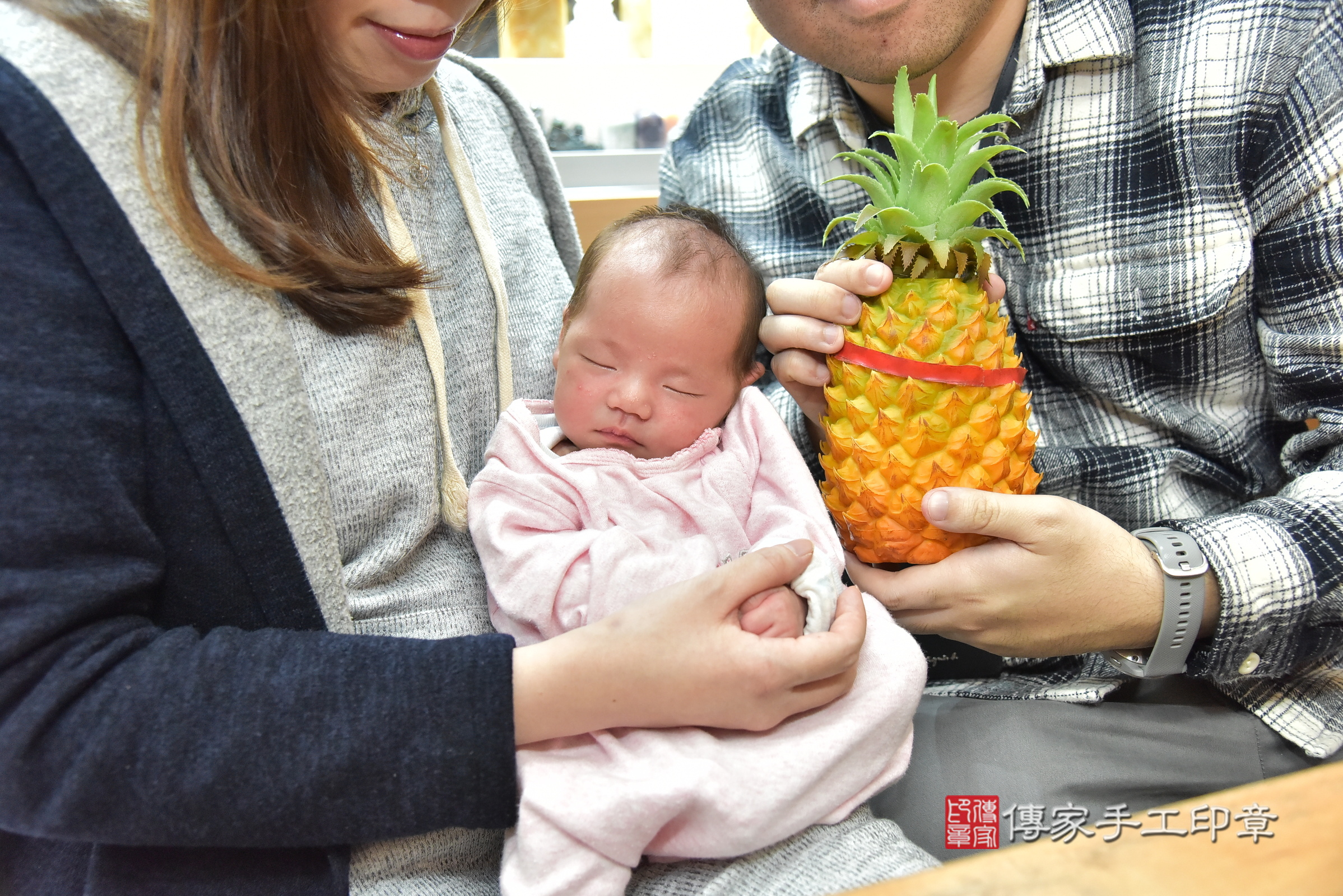 芹芹寶寶(台北市大同區嬰兒寶寶滿月剃頭理髮、嬰兒剃胎毛儀式吉祥話)。中國風會場，爸媽寶貝穿「日中韓」古裝禮服。專業拍照、證書。★購買「臍帶章、肚臍章、胎毛筆刷印章」贈送：剃頭、收涎、抓周，三選一。2025.2.11，照片10