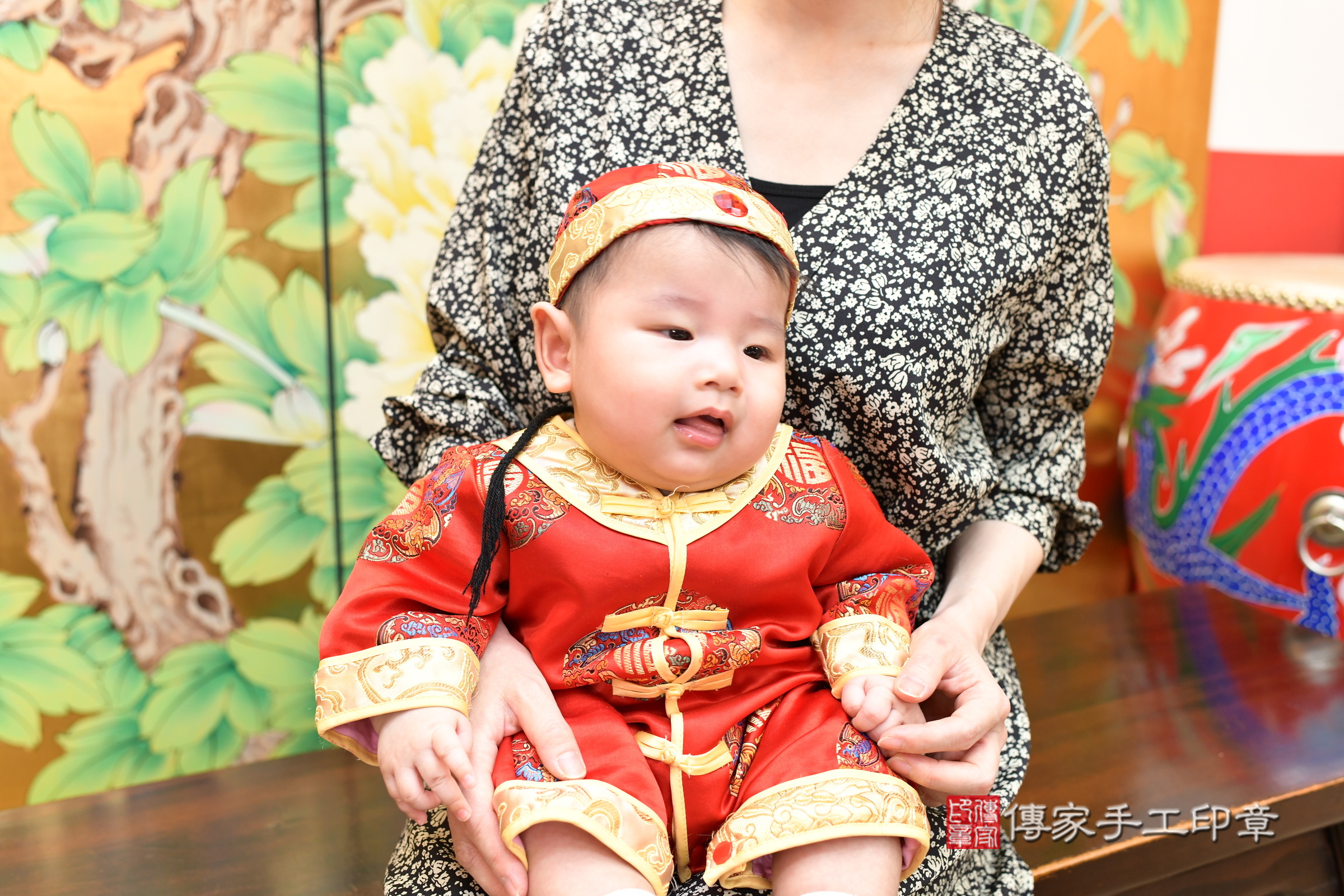 新北市永和區元元寶寶收涎推薦：傳家新北店收涎中國風會場，嬰兒古禮收涎收口水流程儀式、收涎吉祥話、收涎餅乾、收涎拍照。收涎證書。2025.2.26，照片7