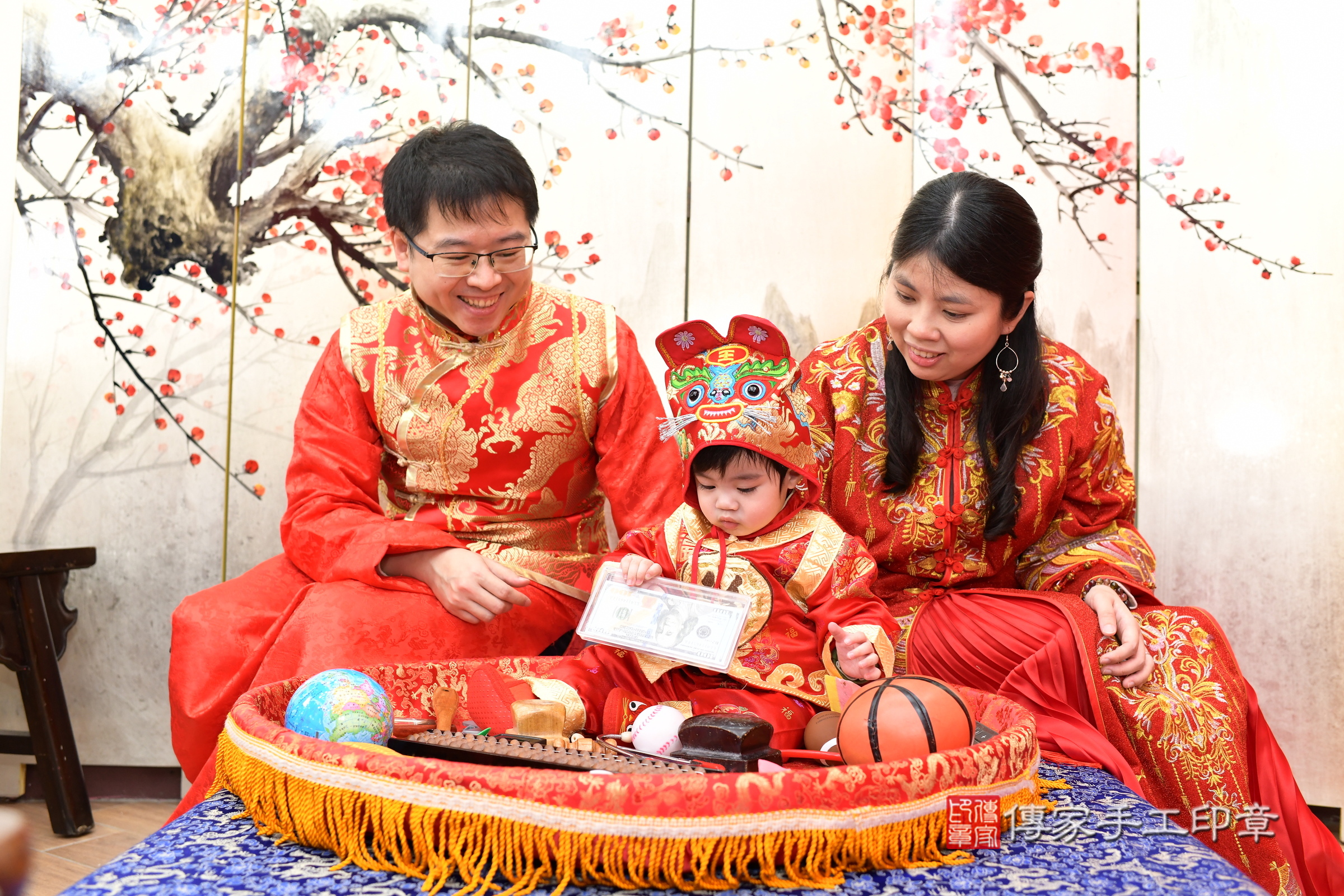 新北市永和區小倫寶寶抓周推薦:傳家新北店抓周度脺中國風會場,嬰兒古禮抓周流程儀式吉祥話、抓周道具物品24種、拍照。抓周證書。2025.2.27,照片5 新北市永和區小倫寶寶抓周推薦:傳家新北店抓周度脺中國風會場,嬰兒古禮抓周流程儀式吉祥話、抓周道具物品24種、拍照。抓周證書。2025.2.27,照片5