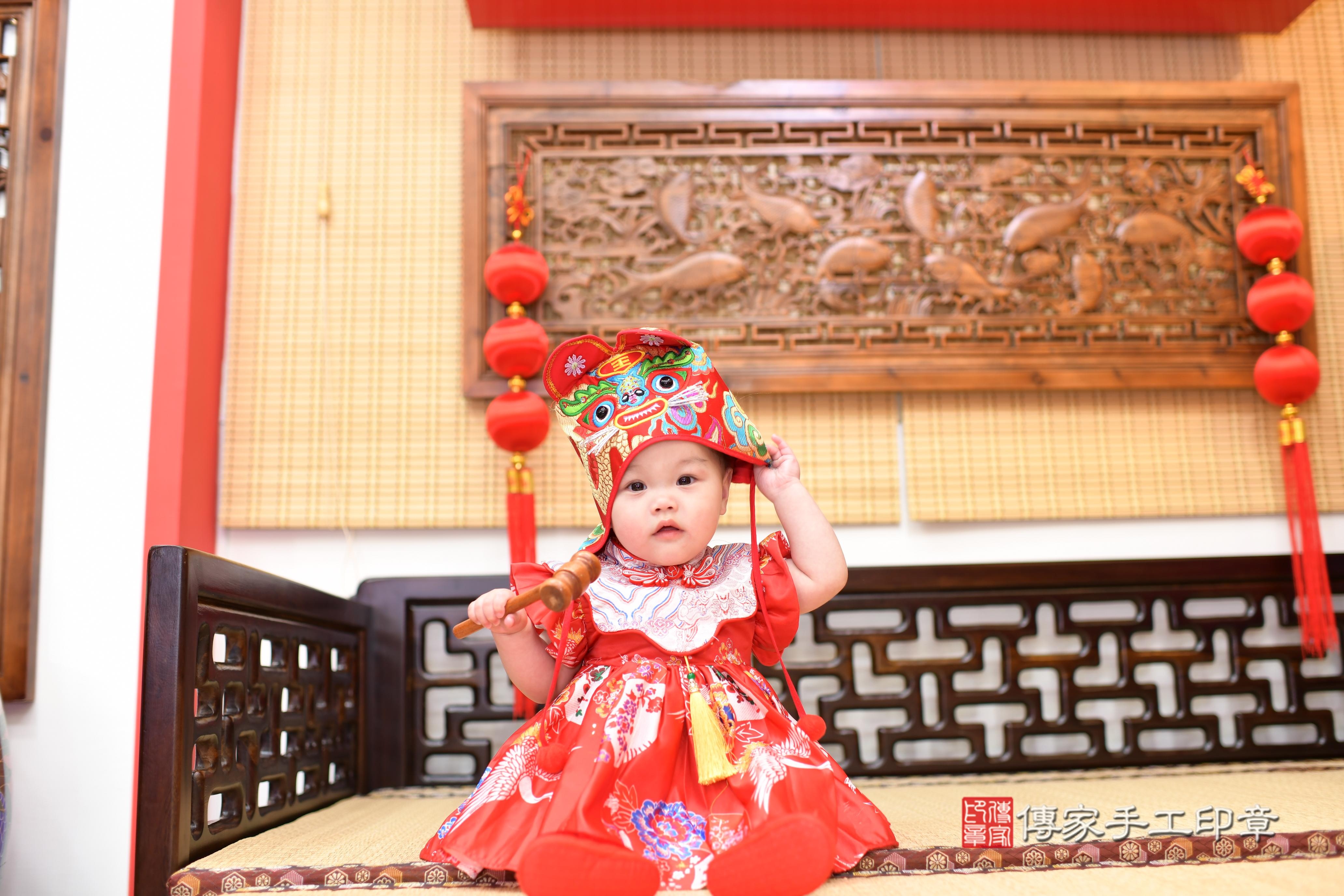 傳家手工印章台南店、抓周、度脺、中國風會場、傳家嬰兒古禮、吉祥話、抓周道具物品24種、拍照。抓周證書。寶寶抓周、滿周歲、生日快樂、祝福