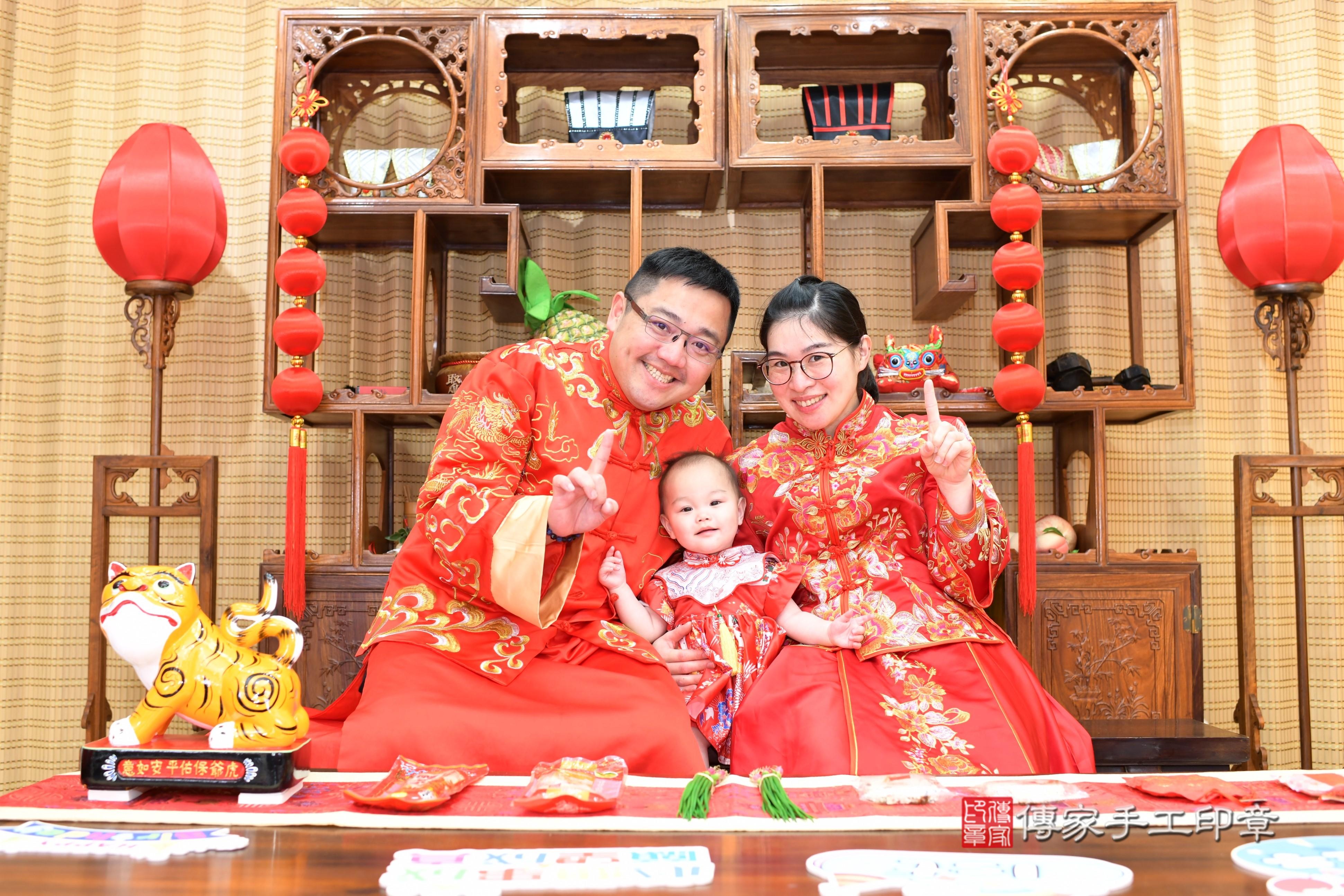 傳家手工印章台南店、抓周、度脺、中國風會場、傳家嬰兒古禮、吉祥話、抓周道具物品24種、拍照。抓周證書。寶寶抓周、滿周歲、生日快樂、祝福 傳家手工印章台南店、抓周、度脺、中國風會場、傳家嬰兒古禮、吉祥話、抓周道具物品24種、拍照。抓周證書。寶寶抓周、滿周歲、生日快樂、祝福