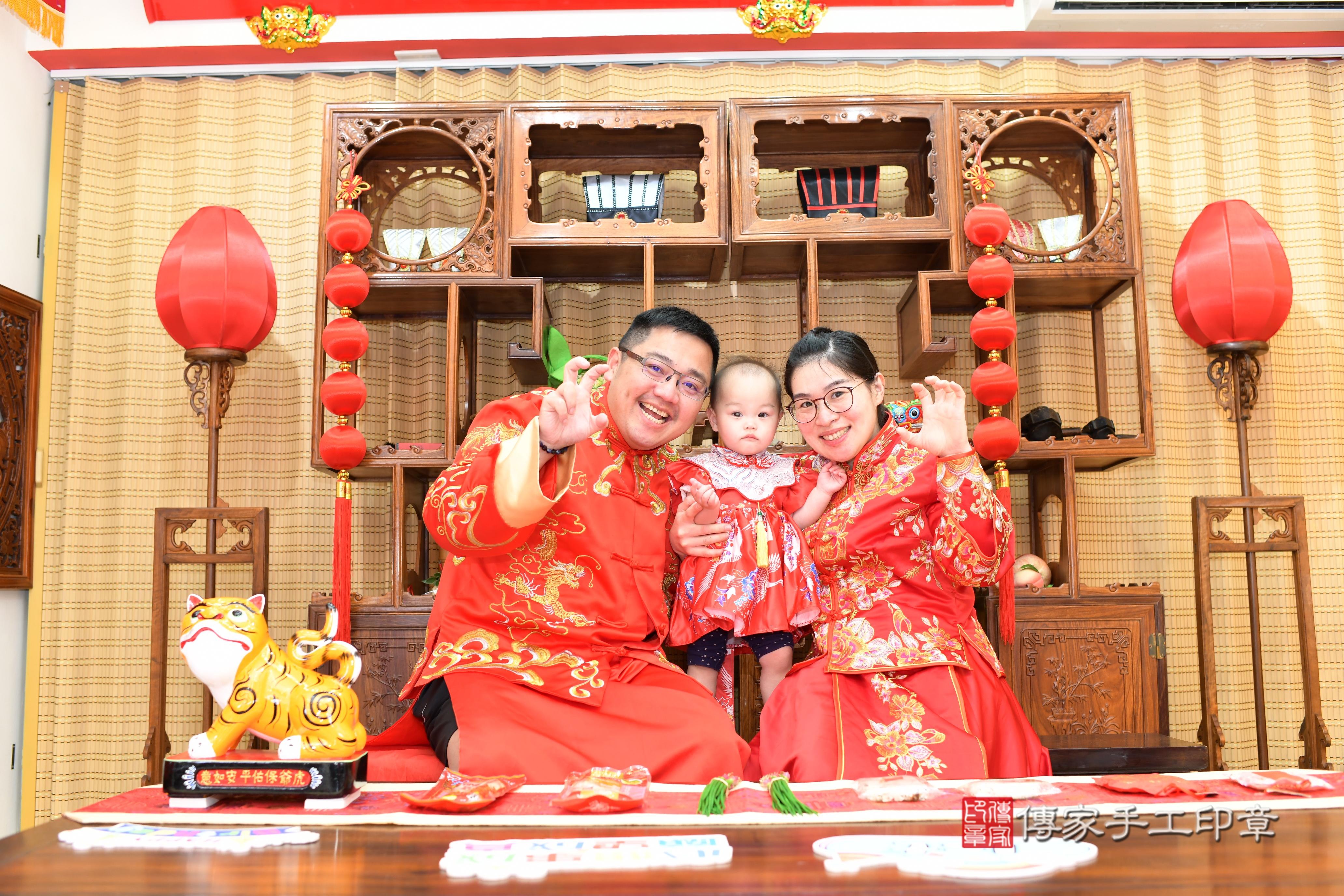 傳家手工印章台南店、抓周、度脺、中國風會場、傳家嬰兒古禮、吉祥話、抓周道具物品24種、拍照。抓周證書。寶寶抓周、滿周歲、生日快樂、祝福 傳家手工印章台南店、抓周、度脺、中國風會場、傳家嬰兒古禮、吉祥話、抓周道具物品24種、拍照。抓周證書。寶寶抓周、滿周歲、生日快樂、祝福