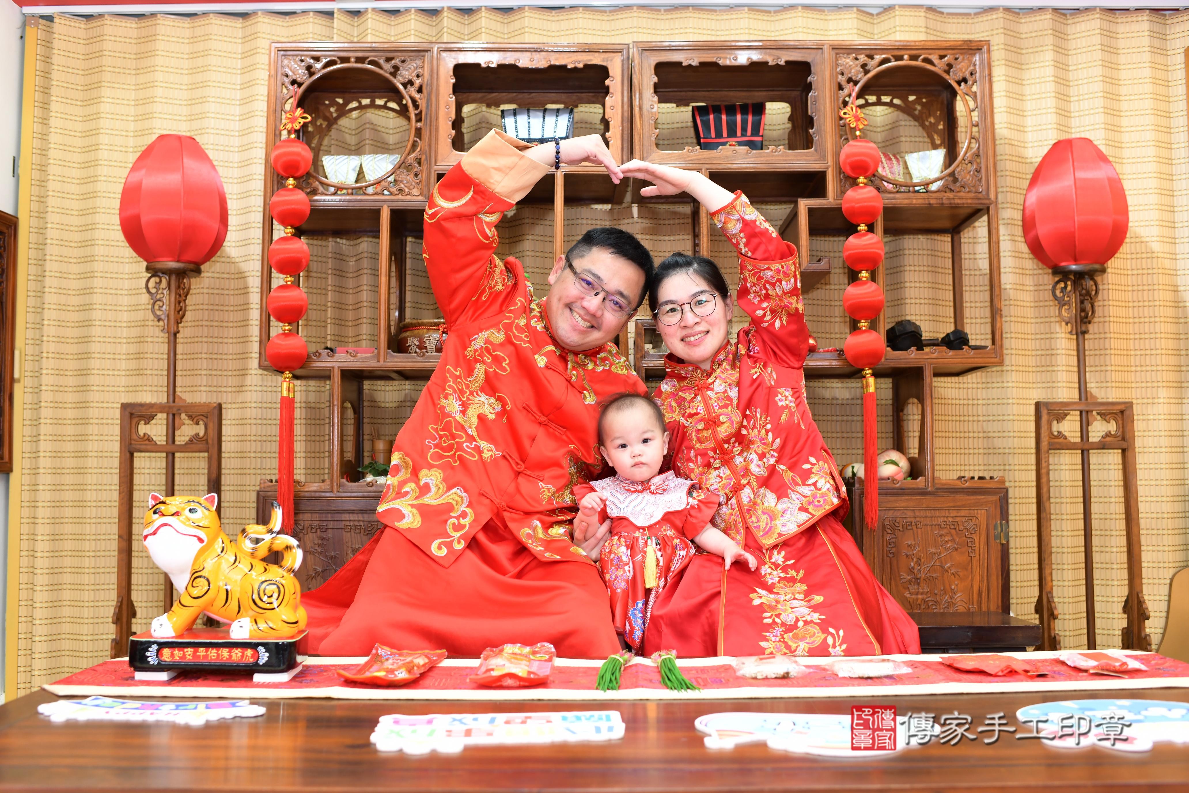 傳家手工印章台南店、抓周、度脺、中國風會場、傳家嬰兒古禮、吉祥話、抓周道具物品24種、拍照。抓周證書。寶寶抓周、滿周歲、生日快樂、祝福 傳家手工印章台南店、抓周、度脺、中國風會場、傳家嬰兒古禮、吉祥話、抓周道具物品24種、拍照。抓周證書。寶寶抓周、滿周歲、生日快樂、祝福