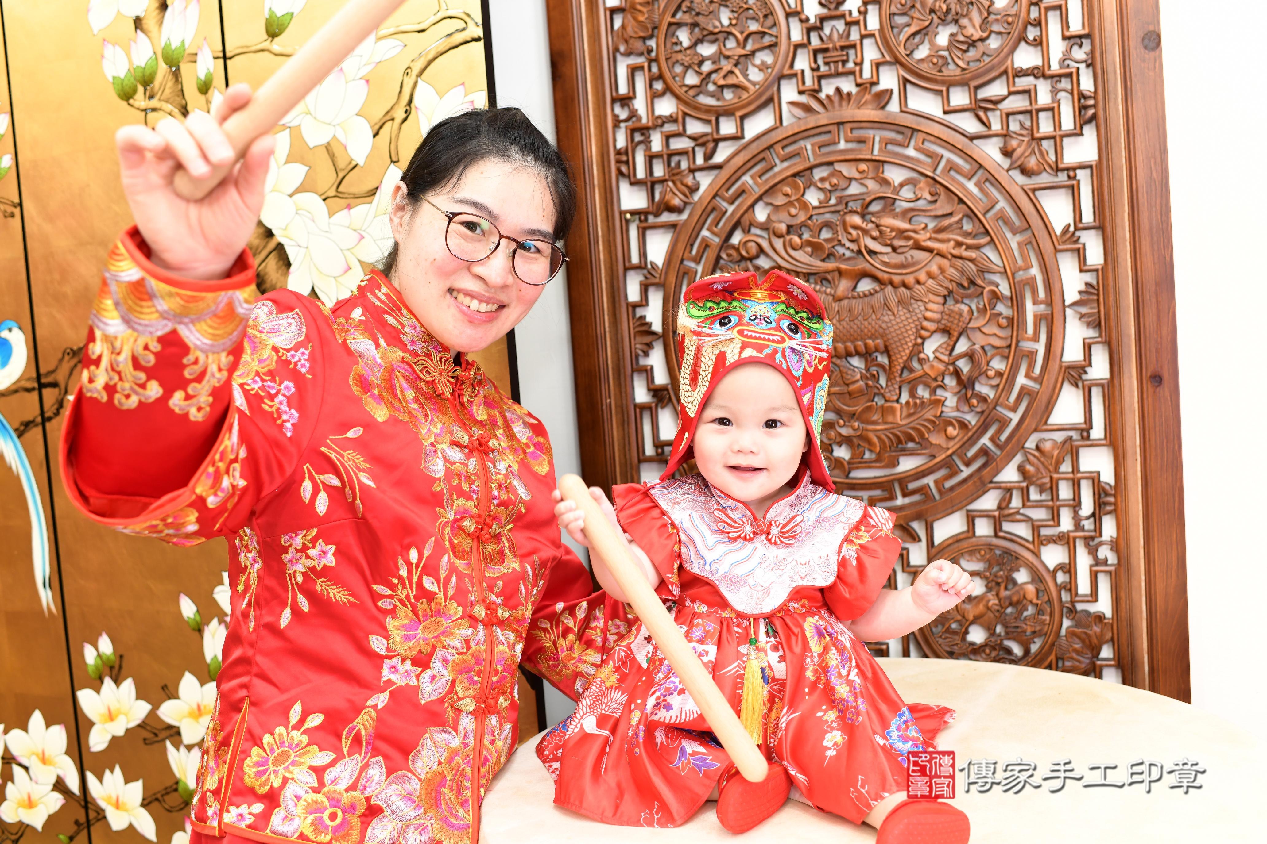 傳家手工印章台南店、抓周、度脺、中國風會場、傳家嬰兒古禮、吉祥話、抓周道具物品24種、拍照。抓周證書。寶寶抓周、滿周歲、生日快樂、祝福 傳家手工印章台南店、抓周、度脺、中國風會場、傳家嬰兒古禮、吉祥話、抓周道具物品24種、拍照。抓周證書。寶寶抓周、滿周歲、生日快樂、祝福