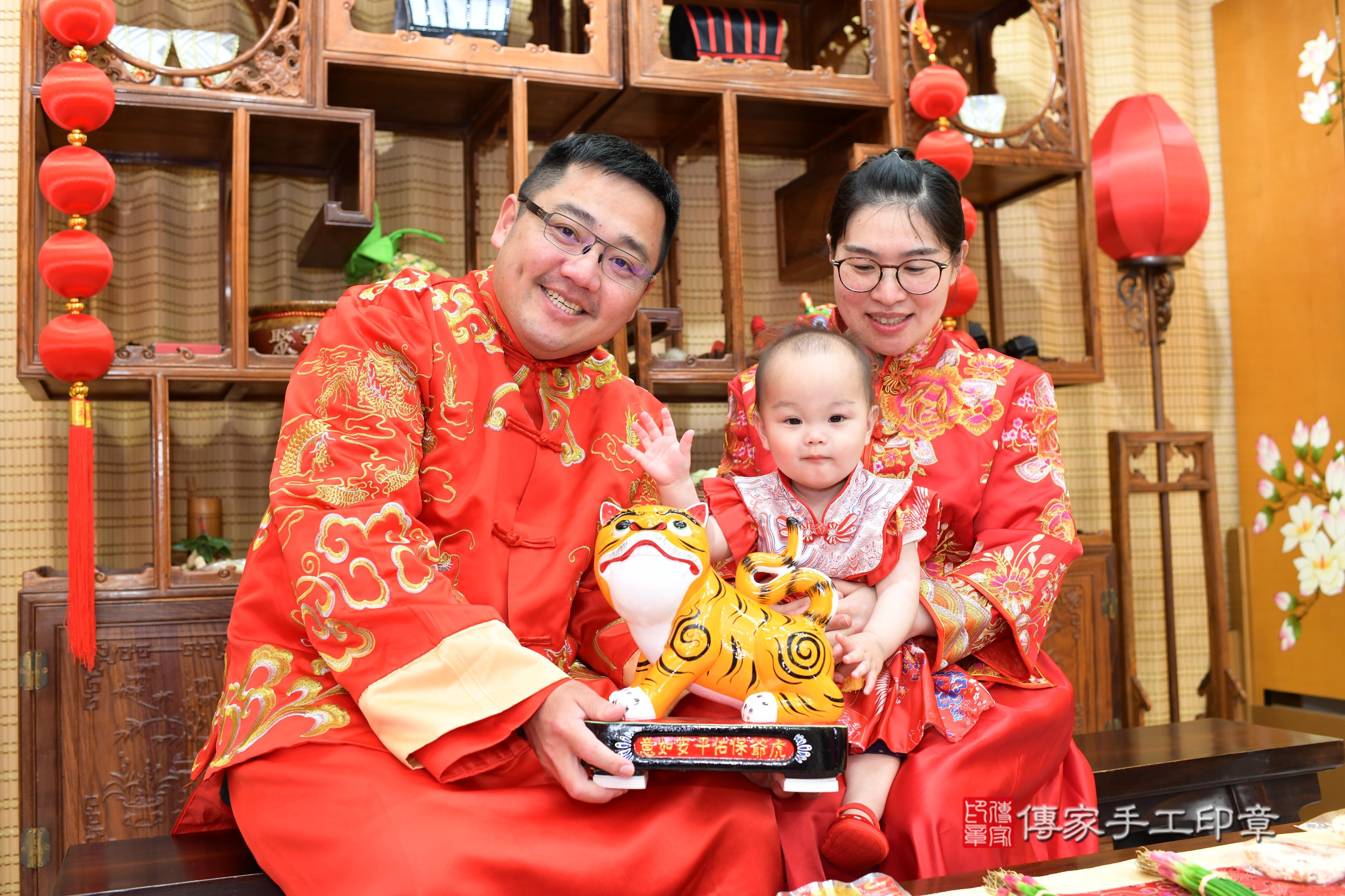 傳家手工印章台南店、抓周、度脺、中國風會場、傳家嬰兒古禮、吉祥話、抓周道具物品24種、拍照。抓周證書。寶寶抓周、滿周歲、生日快樂、祝福 傳家手工印章台南店、抓周、度脺、中國風會場、傳家嬰兒古禮、吉祥話、抓周道具物品24種、拍照。抓周證書。寶寶抓周、滿周歲、生日快樂、祝福