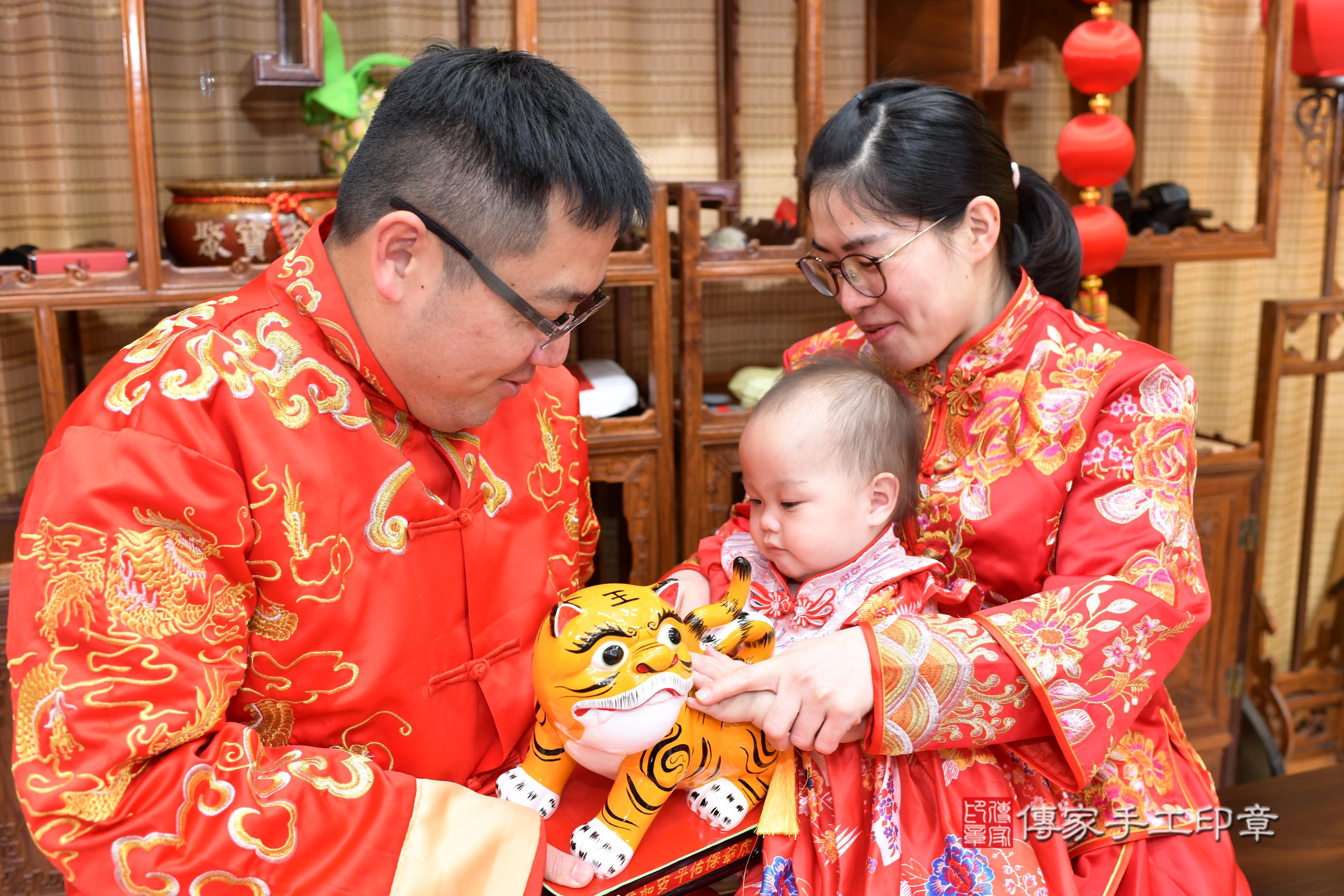 傳家手工印章台南店、抓周、度脺、中國風會場、傳家嬰兒古禮、吉祥話、抓周道具物品24種、拍照。抓周證書。寶寶抓周、滿周歲、生日快樂、祝福 傳家手工印章台南店、抓周、度脺、中國風會場、傳家嬰兒古禮、吉祥話、抓周道具物品24種、拍照。抓周證書。寶寶抓周、滿周歲、生日快樂、祝福