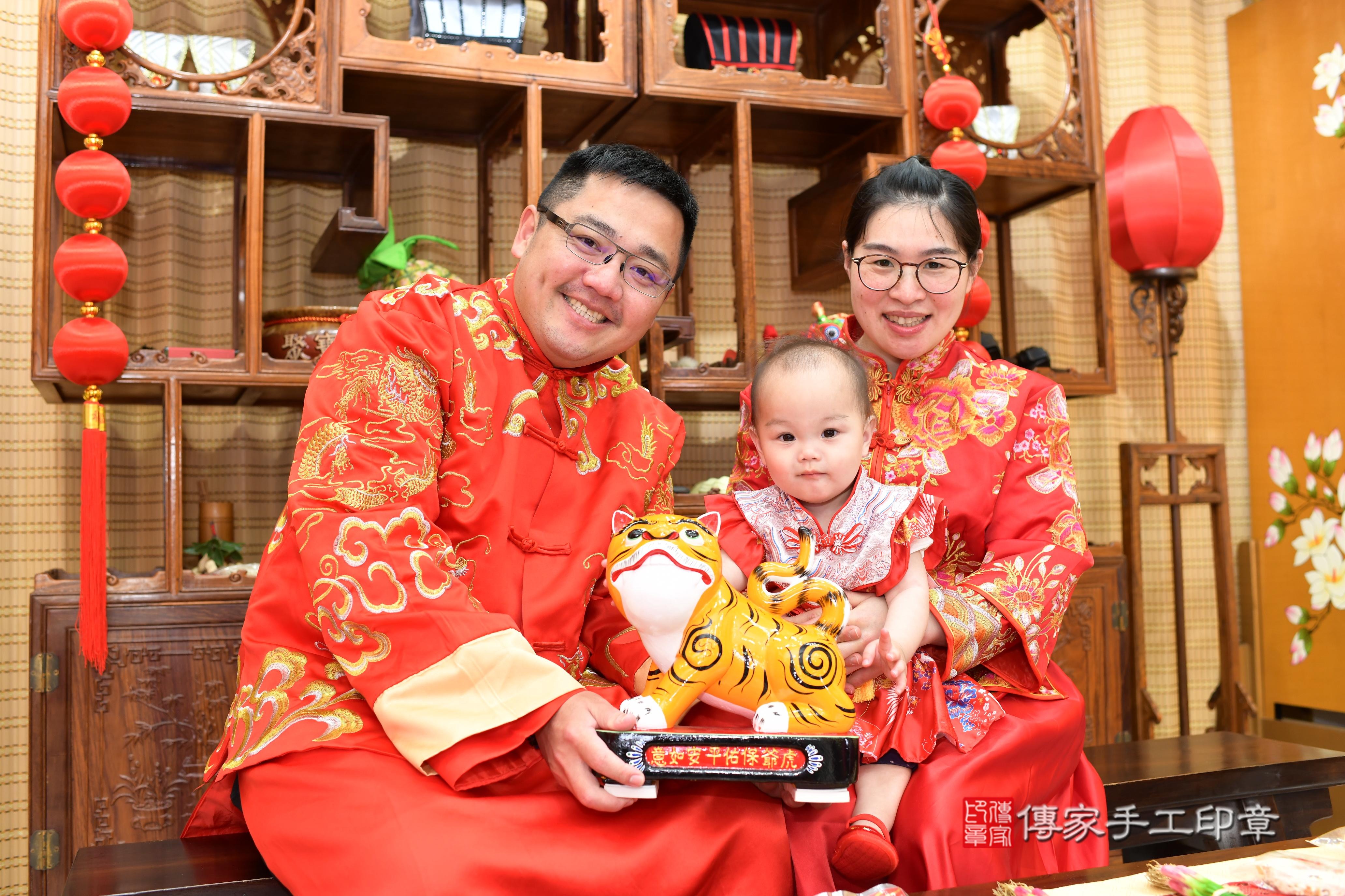 傳家手工印章台南店、抓周、度脺、中國風會場、傳家嬰兒古禮、吉祥話、抓周道具物品24種、拍照。抓周證書。寶寶抓周、滿周歲、生日快樂、祝福 傳家手工印章台南店、抓周、度脺、中國風會場、傳家嬰兒古禮、吉祥話、抓周道具物品24種、拍照。抓周證書。寶寶抓周、滿周歲、生日快樂、祝福