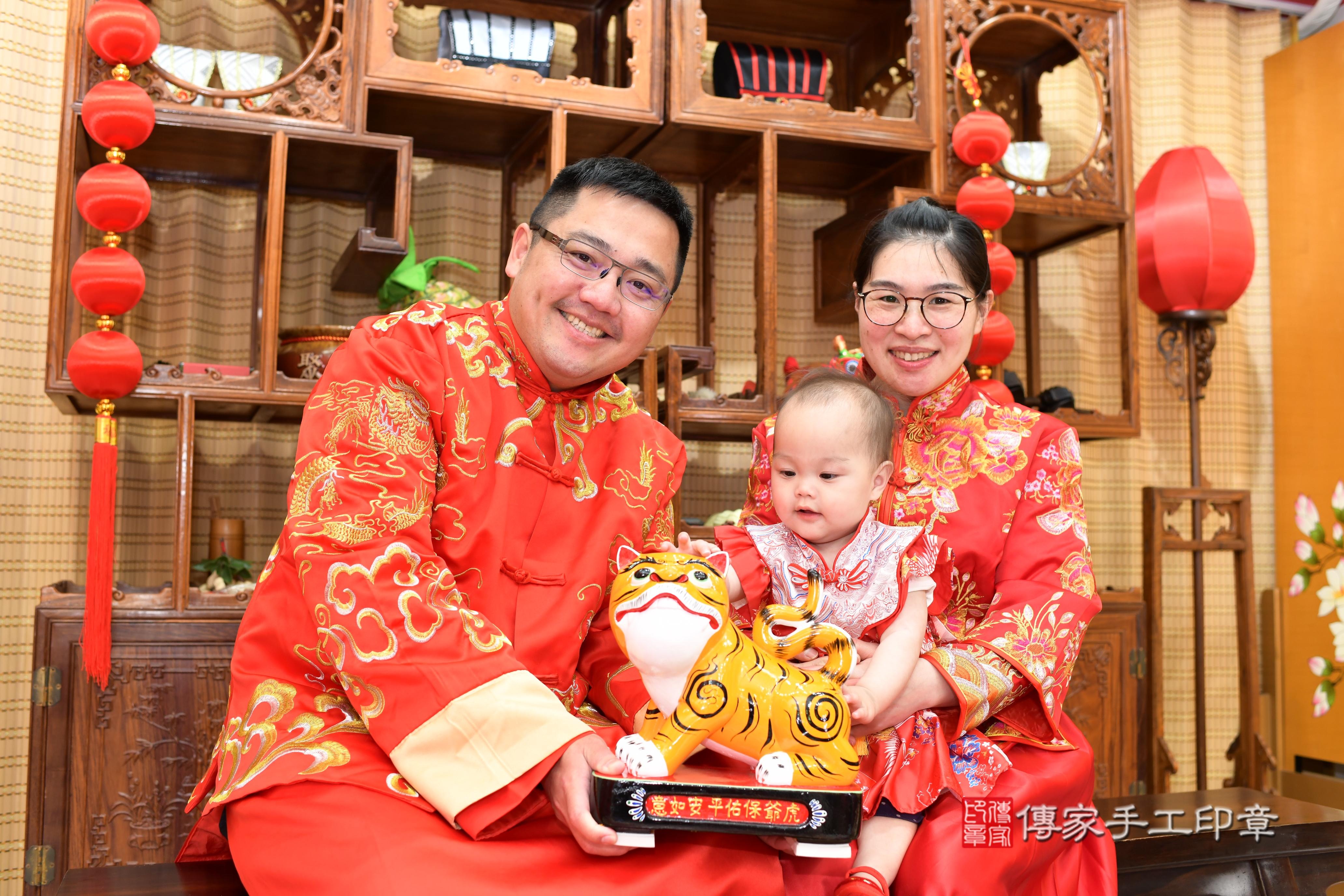 傳家手工印章台南店、抓周、度脺、中國風會場、傳家嬰兒古禮、吉祥話、抓周道具物品24種、拍照。抓周證書。寶寶抓周、滿周歲、生日快樂、祝福 傳家手工印章台南店、抓周、度脺、中國風會場、傳家嬰兒古禮、吉祥話、抓周道具物品24種、拍照。抓周證書。寶寶抓周、滿周歲、生日快樂、祝福