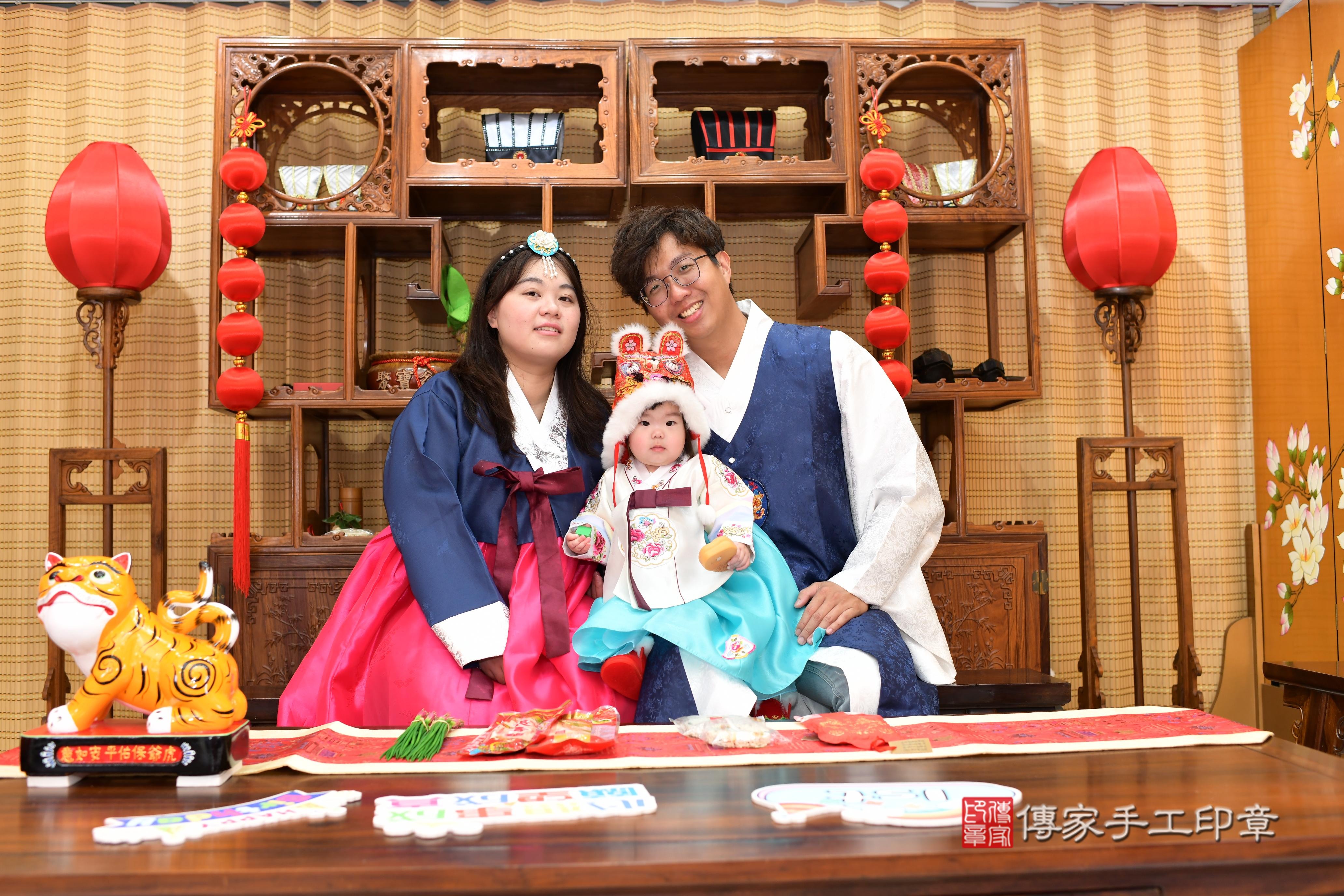 傳家手工印章台南店、抓周、度脺、中國風會場、傳家嬰兒古禮、吉祥話、抓周道具物品24種、拍照。抓周證書。寶寶抓周、滿周歲、生日快樂、祝福 傳家手工印章台南店、抓周、度脺、中國風會場、傳家嬰兒古禮、吉祥話、抓周道具物品24種、拍照。抓周證書。寶寶抓周、滿周歲、生日快樂、祝福