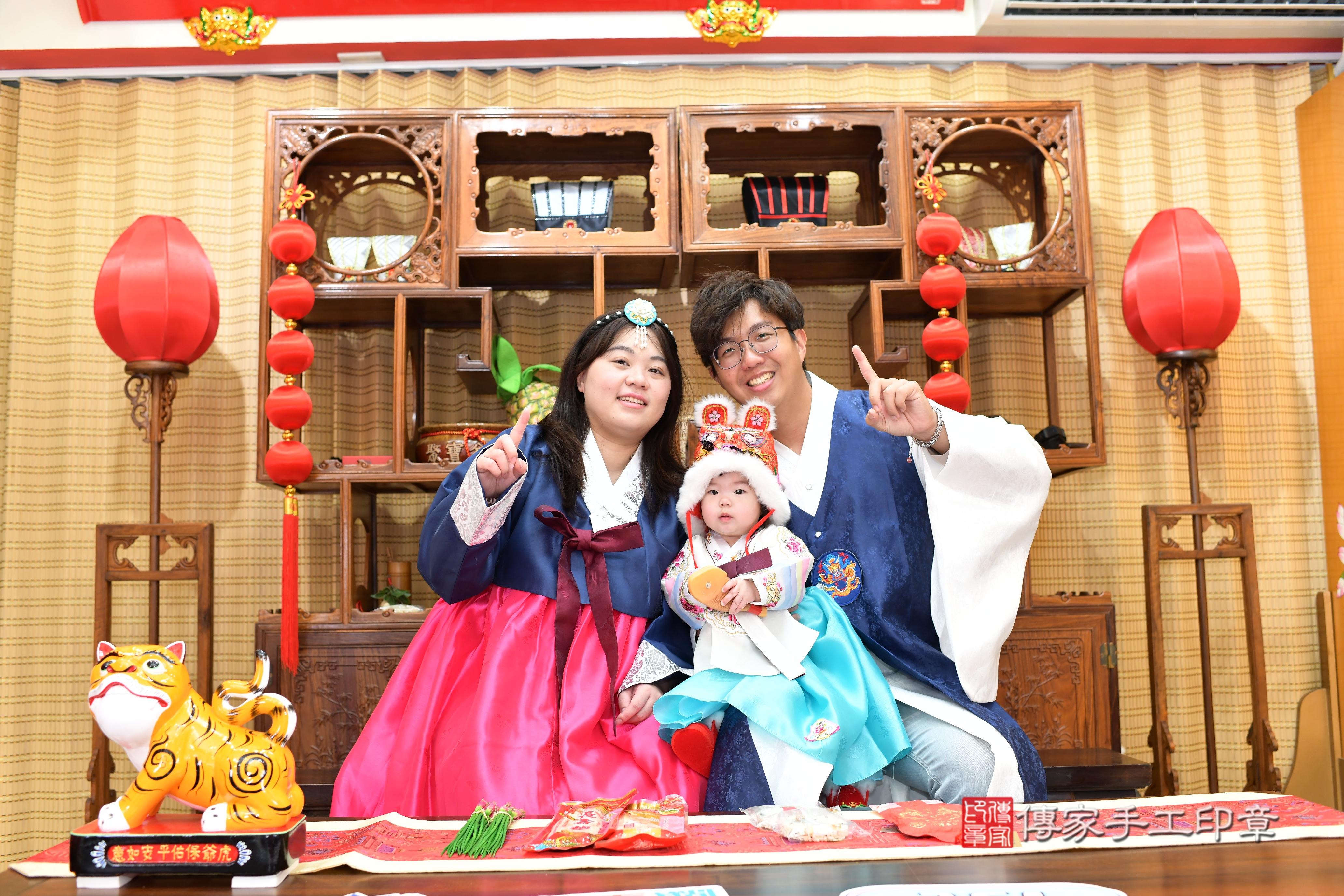 傳家手工印章台南店、抓周、度脺、中國風會場、傳家嬰兒古禮、吉祥話、抓周道具物品24種、拍照。抓周證書。寶寶抓周、滿周歲、生日快樂、祝福 傳家手工印章台南店、抓周、度脺、中國風會場、傳家嬰兒古禮、吉祥話、抓周道具物品24種、拍照。抓周證書。寶寶抓周、滿周歲、生日快樂、祝福