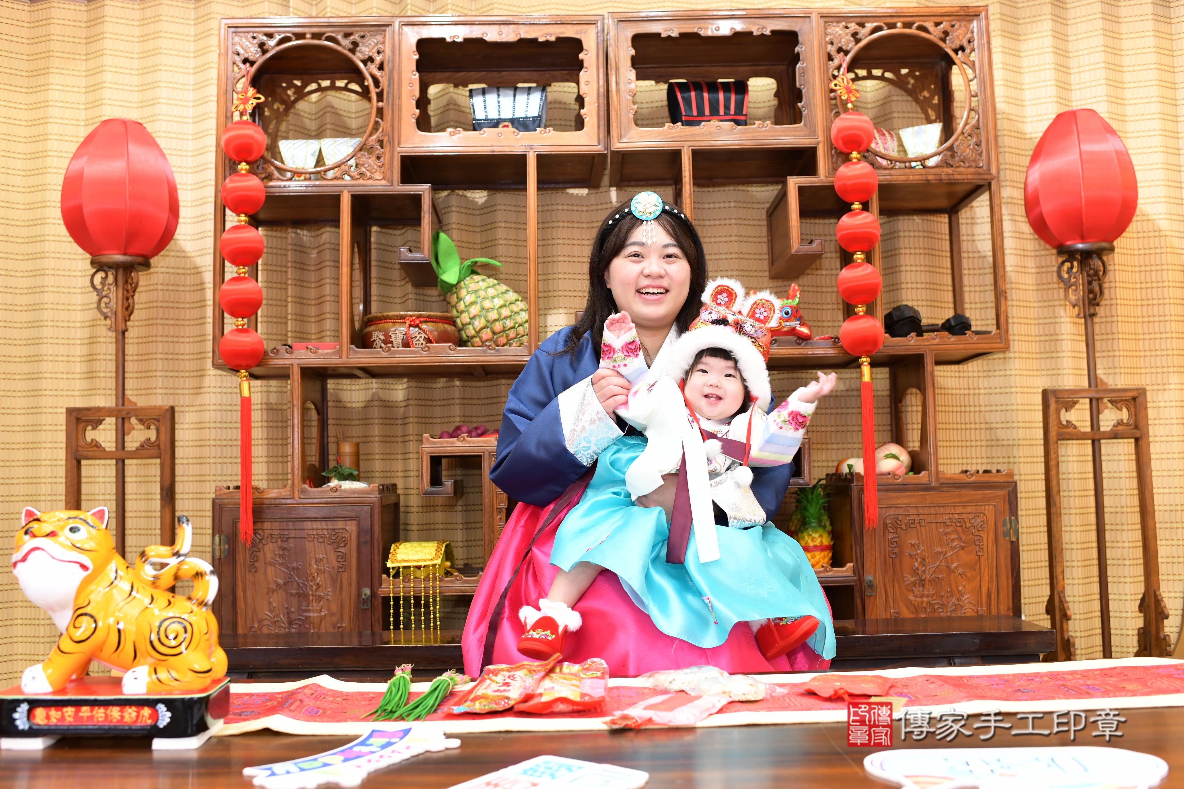 傳家手工印章台南店、抓周、度脺、中國風會場、傳家嬰兒古禮、吉祥話、抓周道具物品24種、拍照。抓周證書。寶寶抓周、滿周歲、生日快樂、祝福 傳家手工印章台南店、抓周、度脺、中國風會場、傳家嬰兒古禮、吉祥話、抓周道具物品24種、拍照。抓周證書。寶寶抓周、滿周歲、生日快樂、祝福