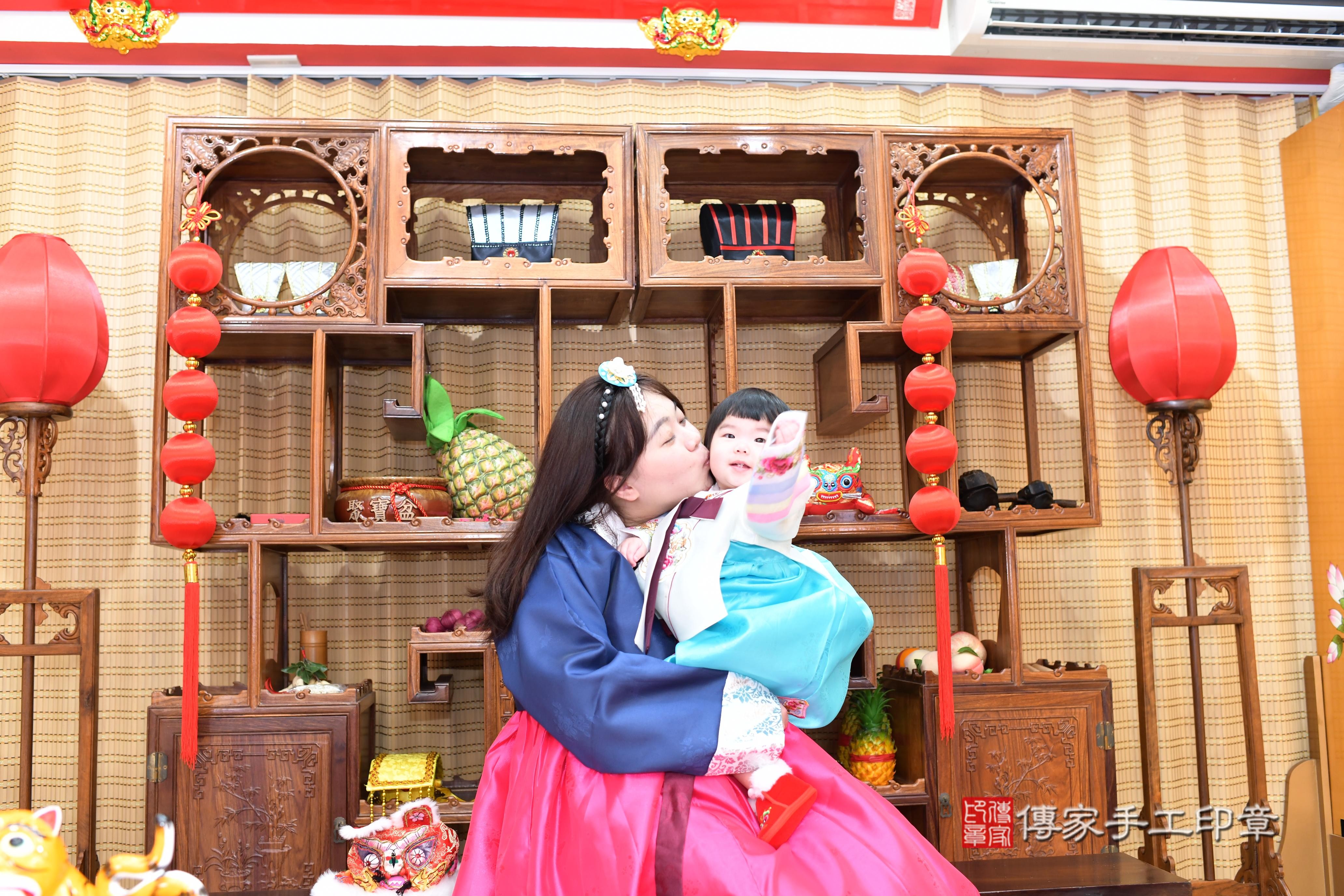 傳家手工印章台南店、抓周、度脺、中國風會場、傳家嬰兒古禮、吉祥話、抓周道具物品24種、拍照。抓周證書。寶寶抓周、滿周歲、生日快樂、祝福 傳家手工印章台南店、抓周、度脺、中國風會場、傳家嬰兒古禮、吉祥話、抓周道具物品24種、拍照。抓周證書。寶寶抓周、滿周歲、生日快樂、祝福