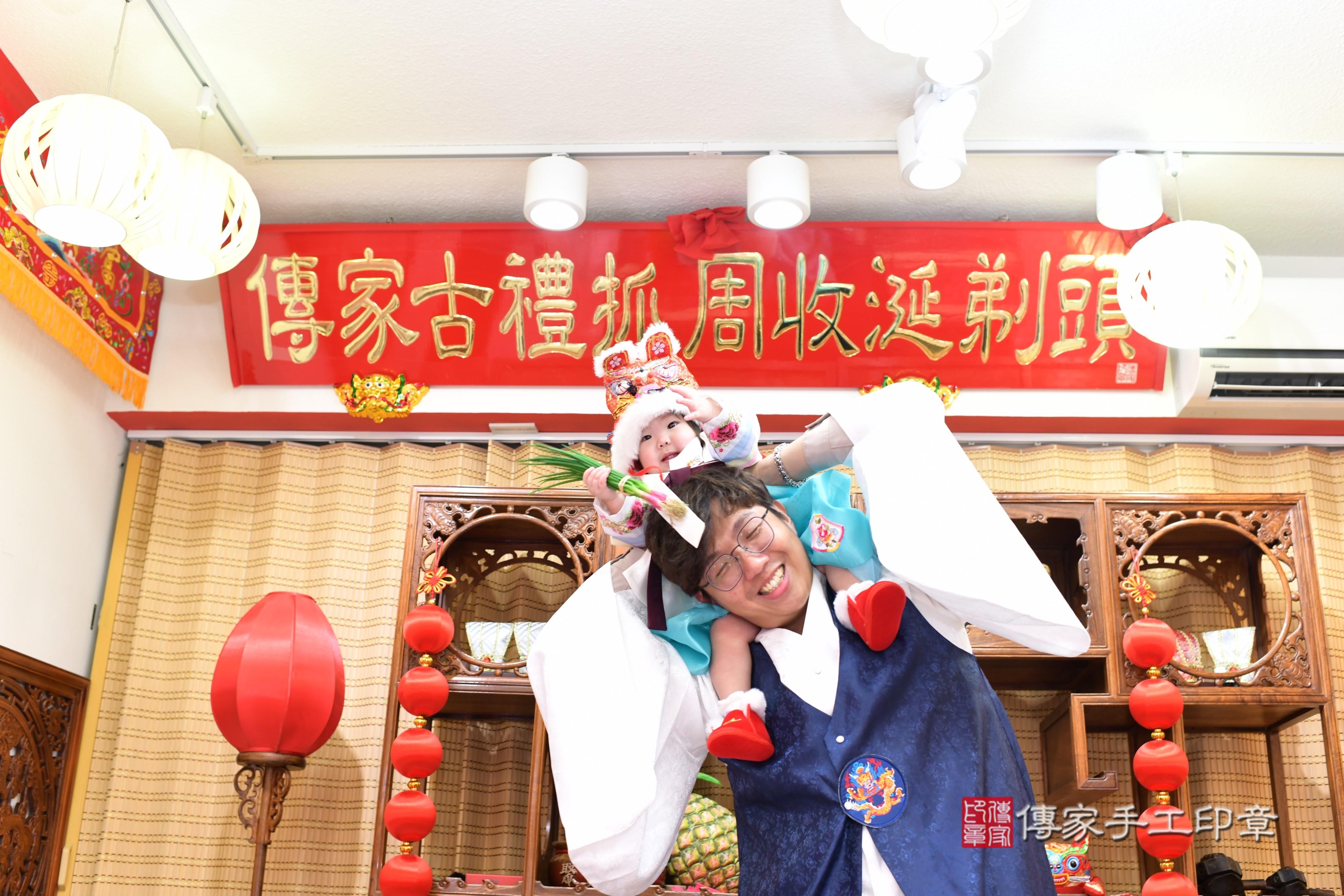 傳家手工印章台南店、抓周、度脺、中國風會場、傳家嬰兒古禮、吉祥話、抓周道具物品24種、拍照。抓周證書。寶寶抓周、滿周歲、生日快樂、祝福 傳家手工印章台南店、抓周、度脺、中國風會場、傳家嬰兒古禮、吉祥話、抓周道具物品24種、拍照。抓周證書。寶寶抓周、滿周歲、生日快樂、祝福