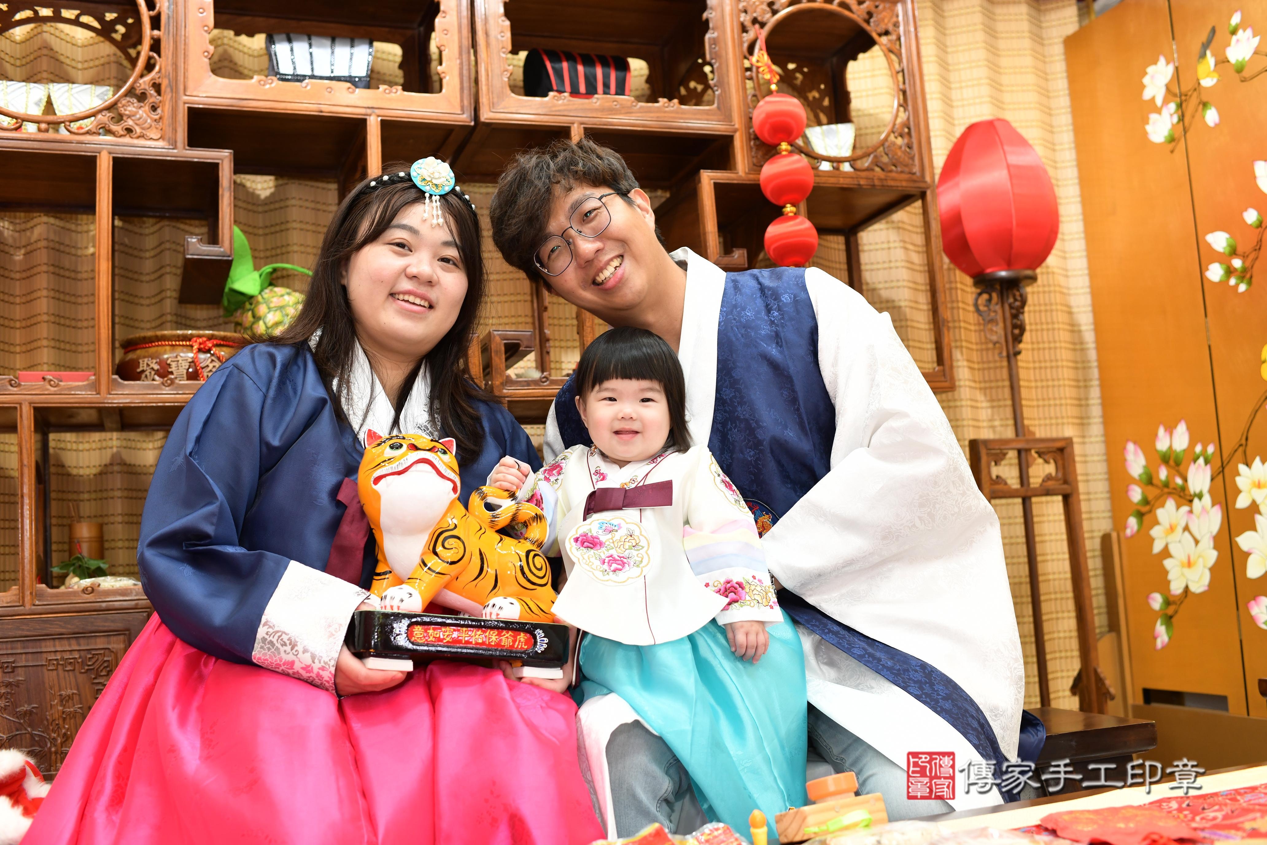 傳家手工印章台南店、抓周、度脺、中國風會場、傳家嬰兒古禮、吉祥話、抓周道具物品24種、拍照。抓周證書。寶寶抓周、滿周歲、生日快樂、祝福 傳家手工印章台南店、抓周、度脺、中國風會場、傳家嬰兒古禮、吉祥話、抓周道具物品24種、拍照。抓周證書。寶寶抓周、滿周歲、生日快樂、祝福