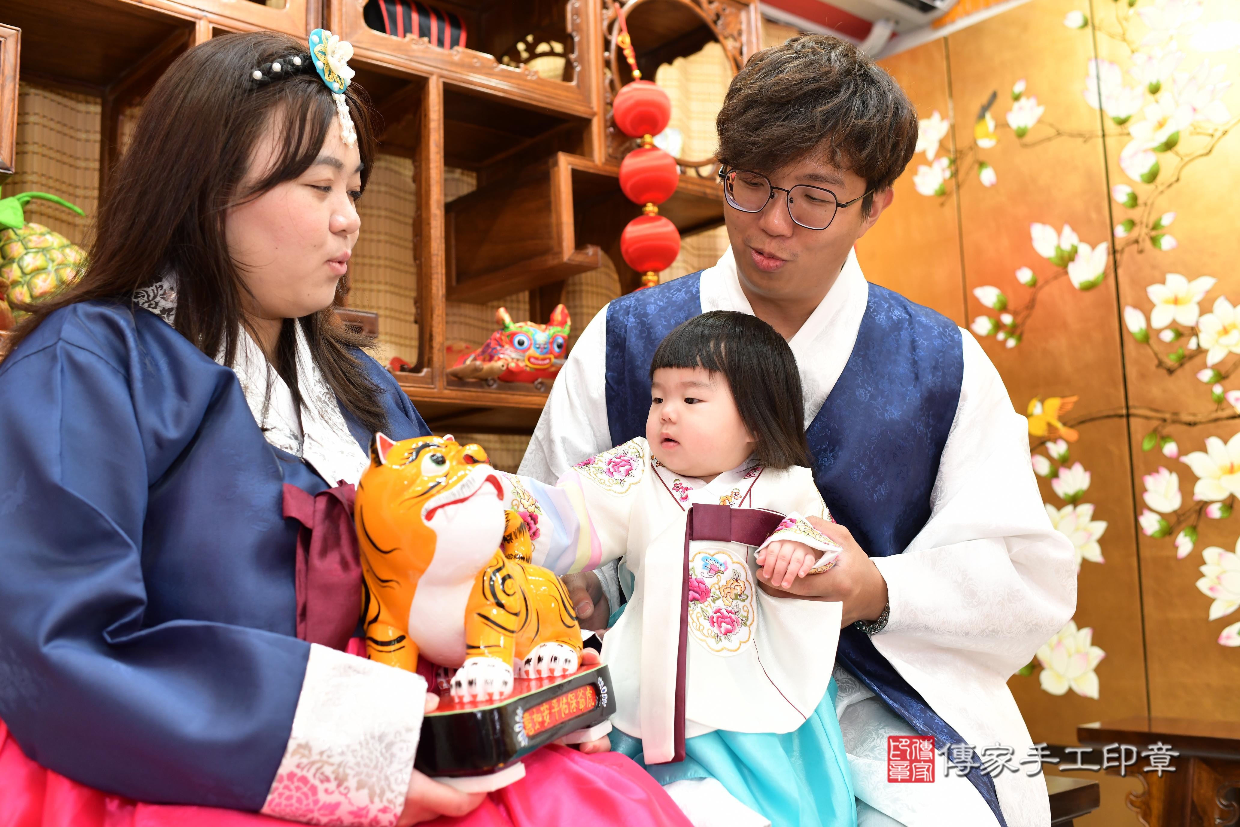 傳家手工印章台南店、抓周、度脺、中國風會場、傳家嬰兒古禮、吉祥話、抓周道具物品24種、拍照。抓周證書。寶寶抓周、滿周歲、生日快樂、祝福 傳家手工印章台南店、抓周、度脺、中國風會場、傳家嬰兒古禮、吉祥話、抓周道具物品24種、拍照。抓周證書。寶寶抓周、滿周歲、生日快樂、祝福