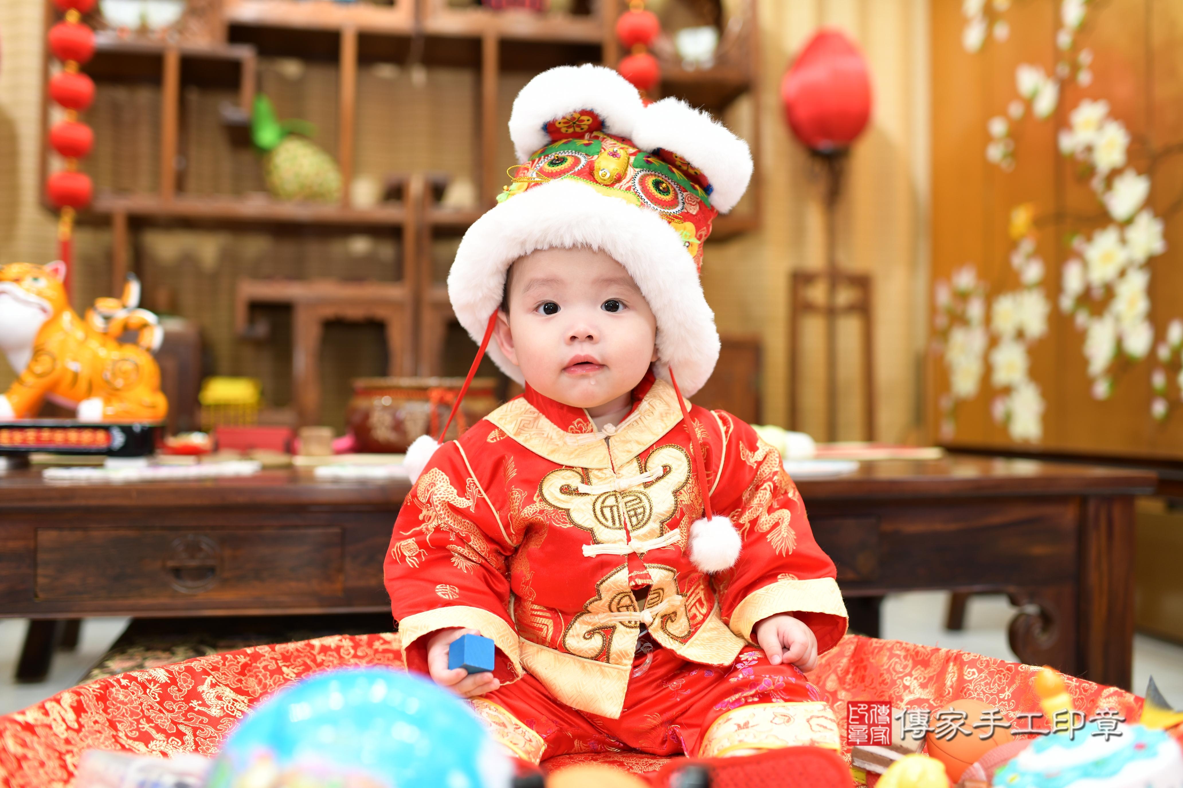 傳家手工印章台南店、抓周、度脺、中國風會場、傳家嬰兒古禮、吉祥話、抓周道具物品24種、拍照。抓周證書。寶寶抓周、滿周歲、生日快樂、祝福