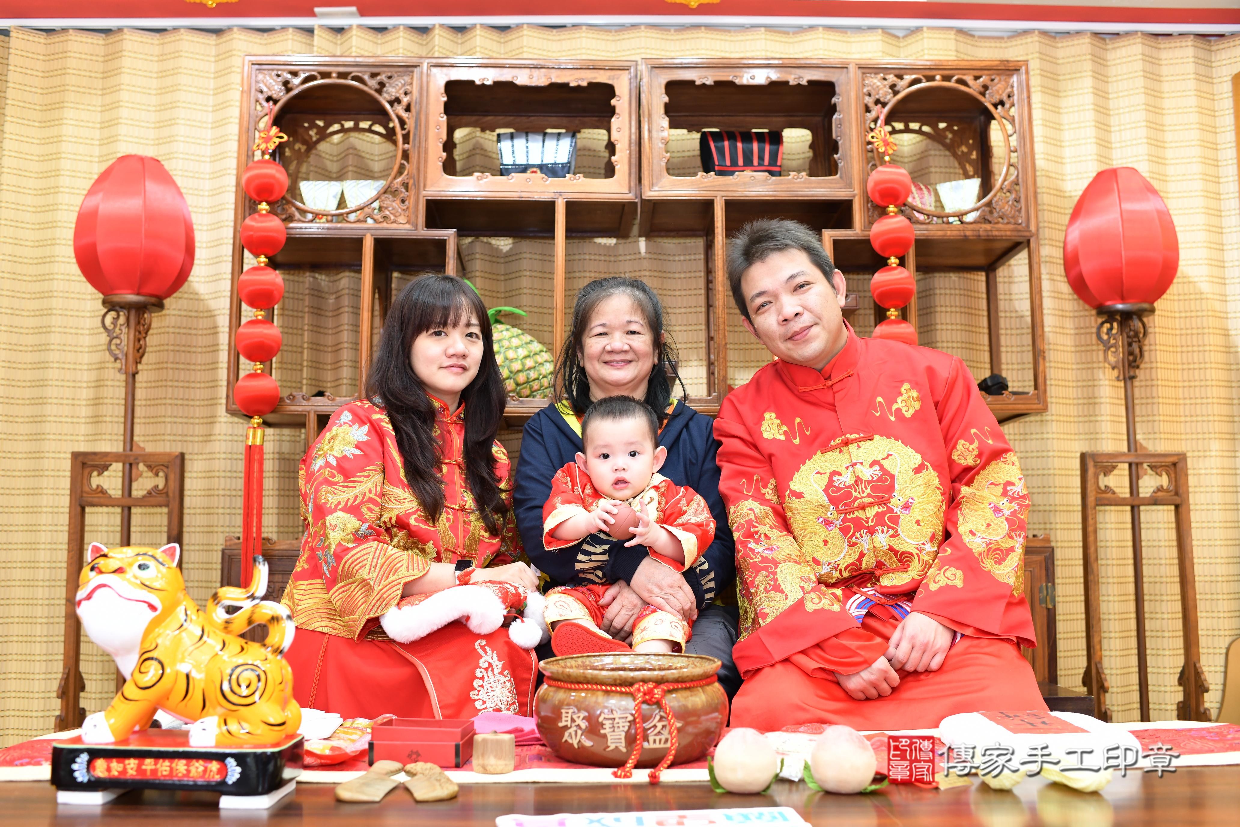 傳家手工印章台南店、抓周、度脺、中國風會場、傳家嬰兒古禮、吉祥話、抓周道具物品24種、拍照。抓周證書。寶寶抓周、滿周歲、生日快樂、祝福