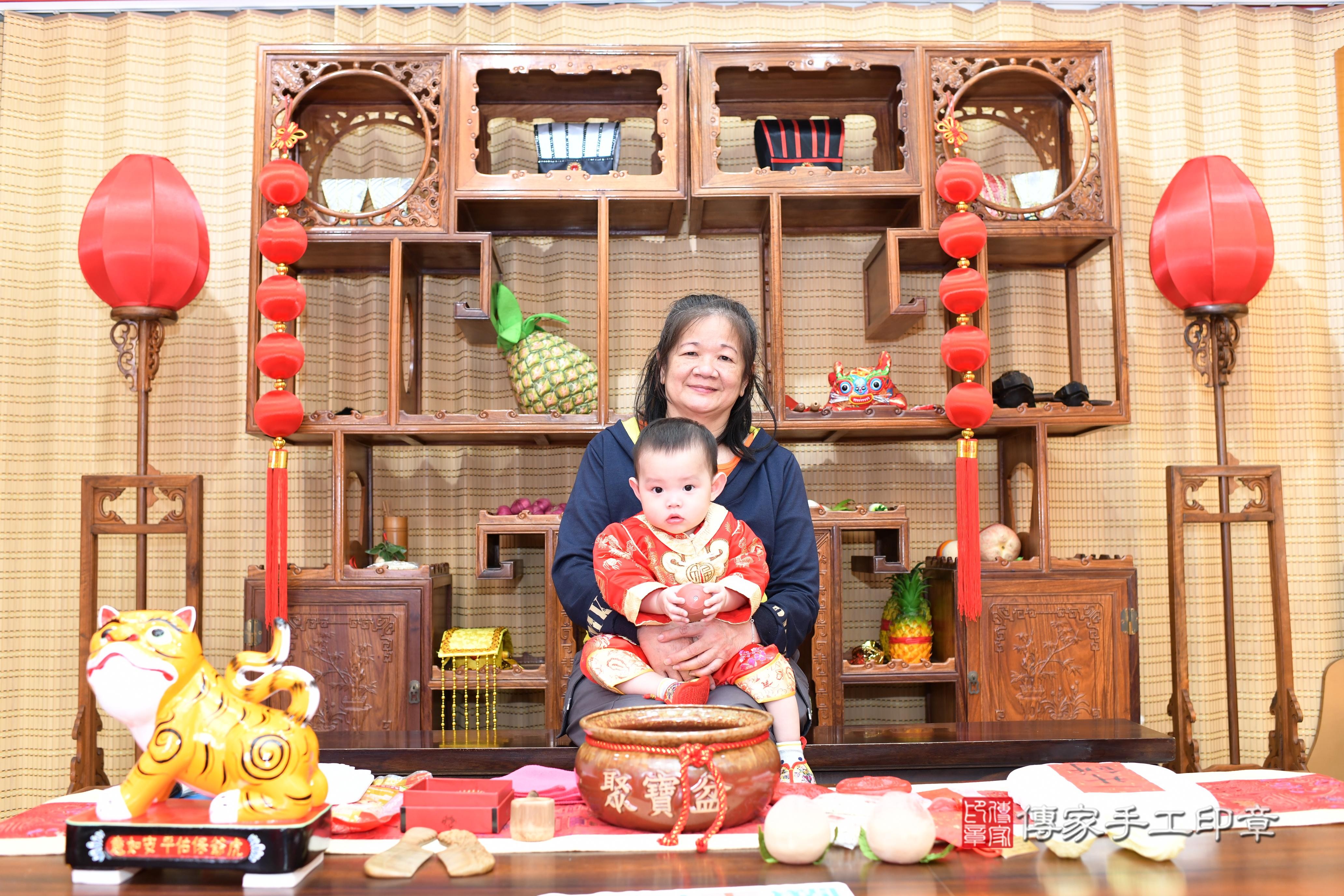 傳家手工印章台南店、抓周、度脺、中國風會場、傳家嬰兒古禮、吉祥話、抓周道具物品24種、拍照。抓周證書。寶寶抓周、滿周歲、生日快樂、祝福