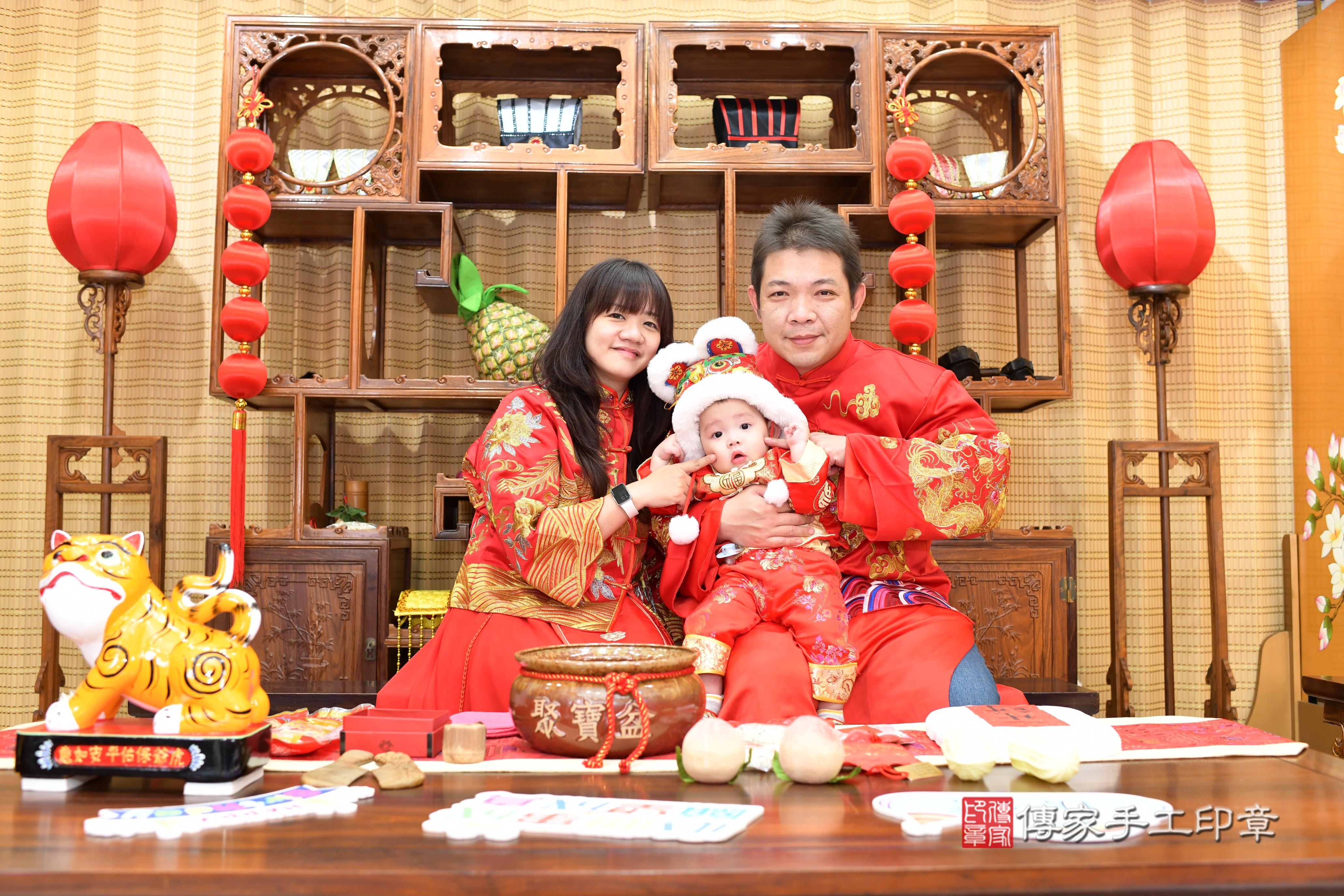 傳家手工印章台南店、抓周、度脺、中國風會場、傳家嬰兒古禮、吉祥話、抓周道具物品24種、拍照。抓周證書。寶寶抓周、滿周歲、生日快樂、祝福