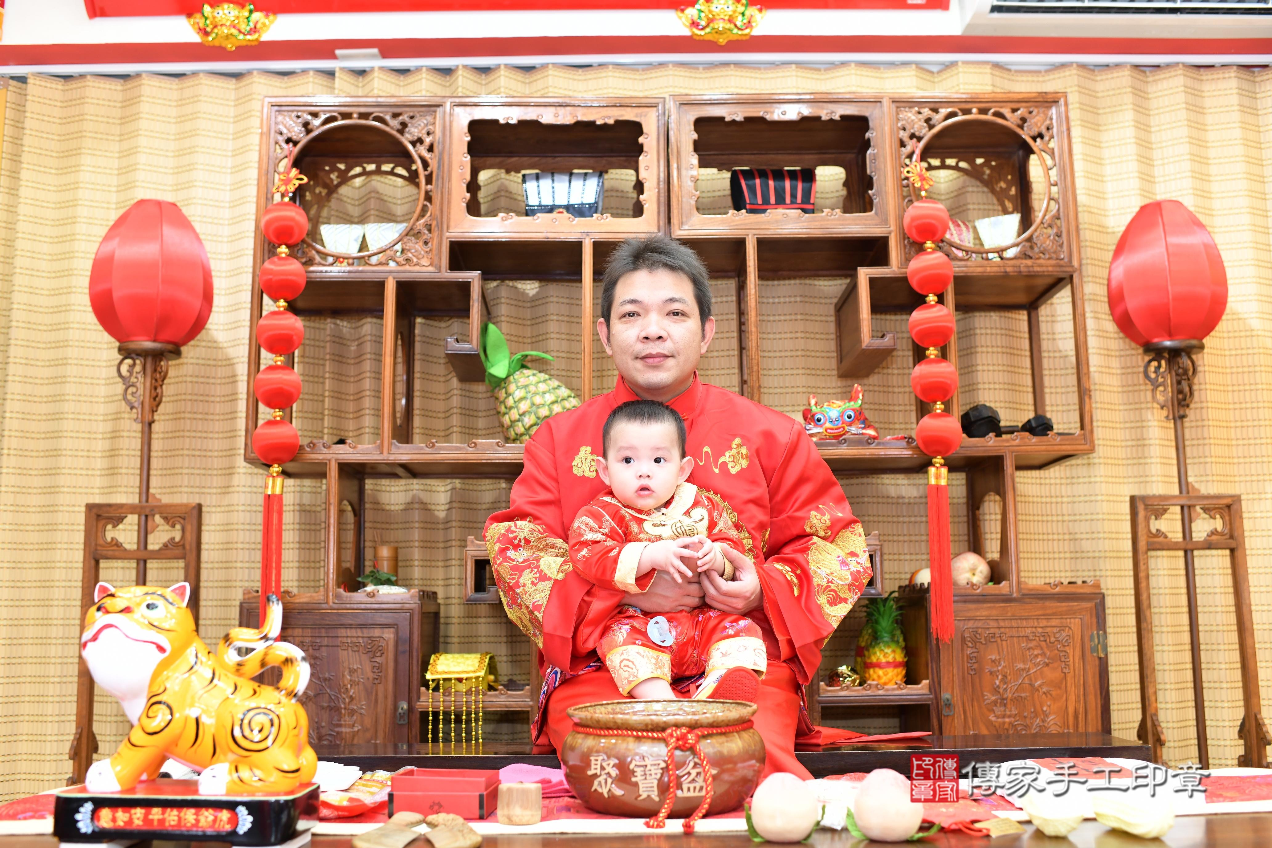 傳家手工印章台南店、抓周、度脺、中國風會場、傳家嬰兒古禮、吉祥話、抓周道具物品24種、拍照。抓周證書。寶寶抓周、滿周歲、生日快樂、祝福